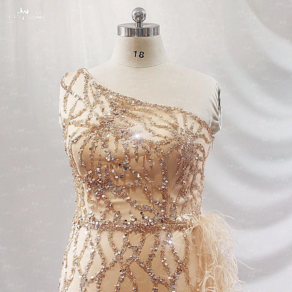 LZP163 Златна вечерна рокля с едно рамо от щраусови пера Рокля за прием за булка с висока цепка 1