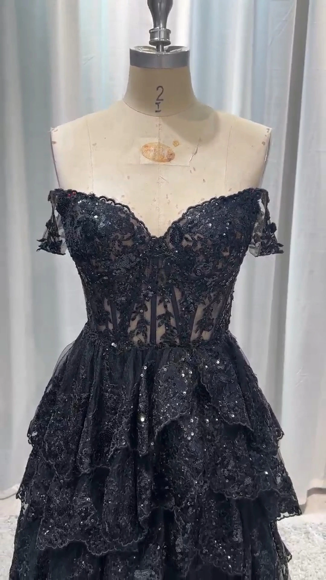 Sparkly Tiered Long Black Prom Dresses for Women RSE1027 Lace Appliques Ruffles Graduation Dress 1