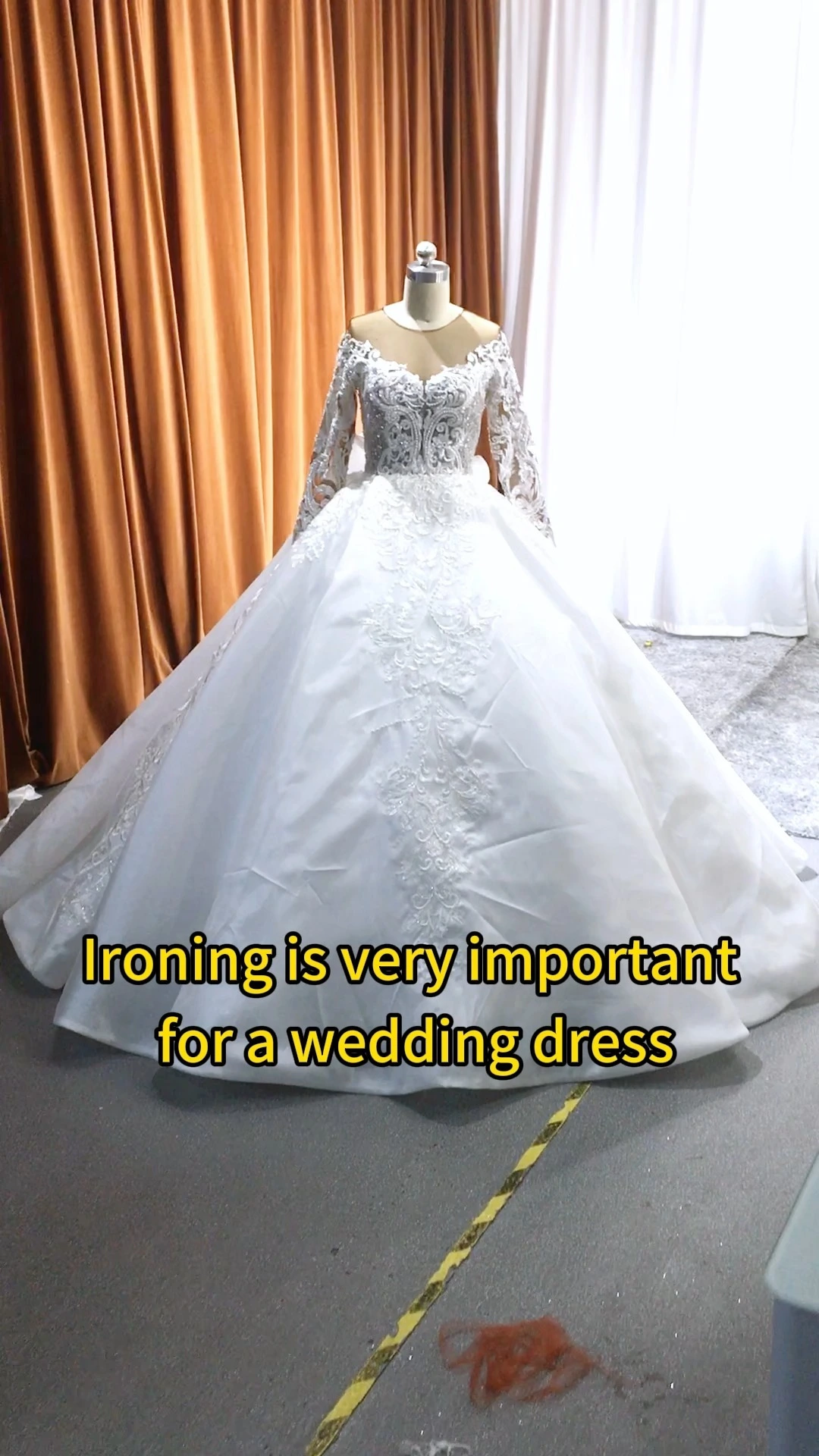 Long Sleeve Ilussion Beaded Lace Appliques Huge Wedding Downs RSW1952 Ball Gown Dresses 1