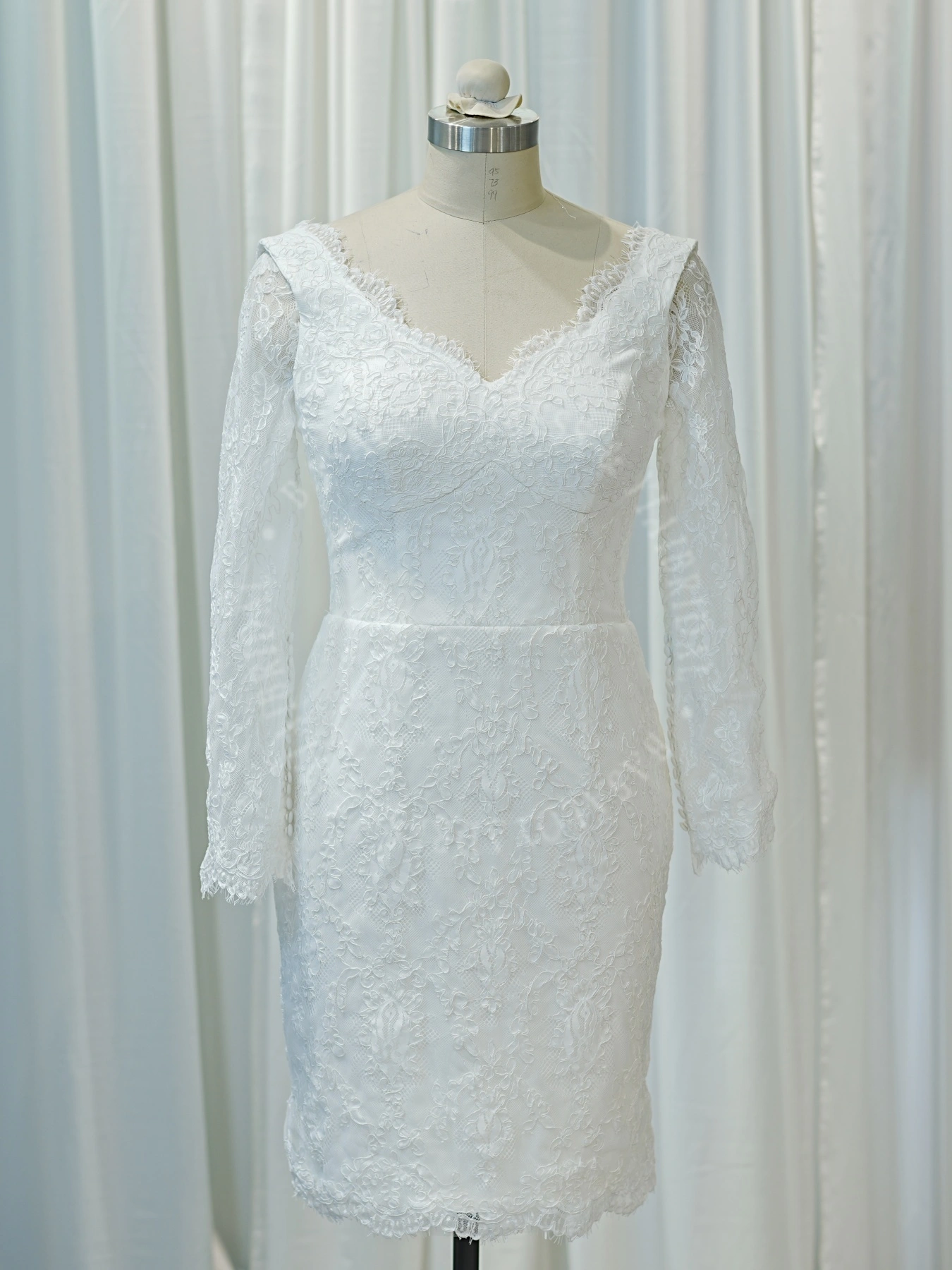 SD00003 레이스 일루전 네크라인 긴팔 무릎 길이 웨딩드레스 숏 브라이덜 가운 | Yiaibridal, image size:1350x1800