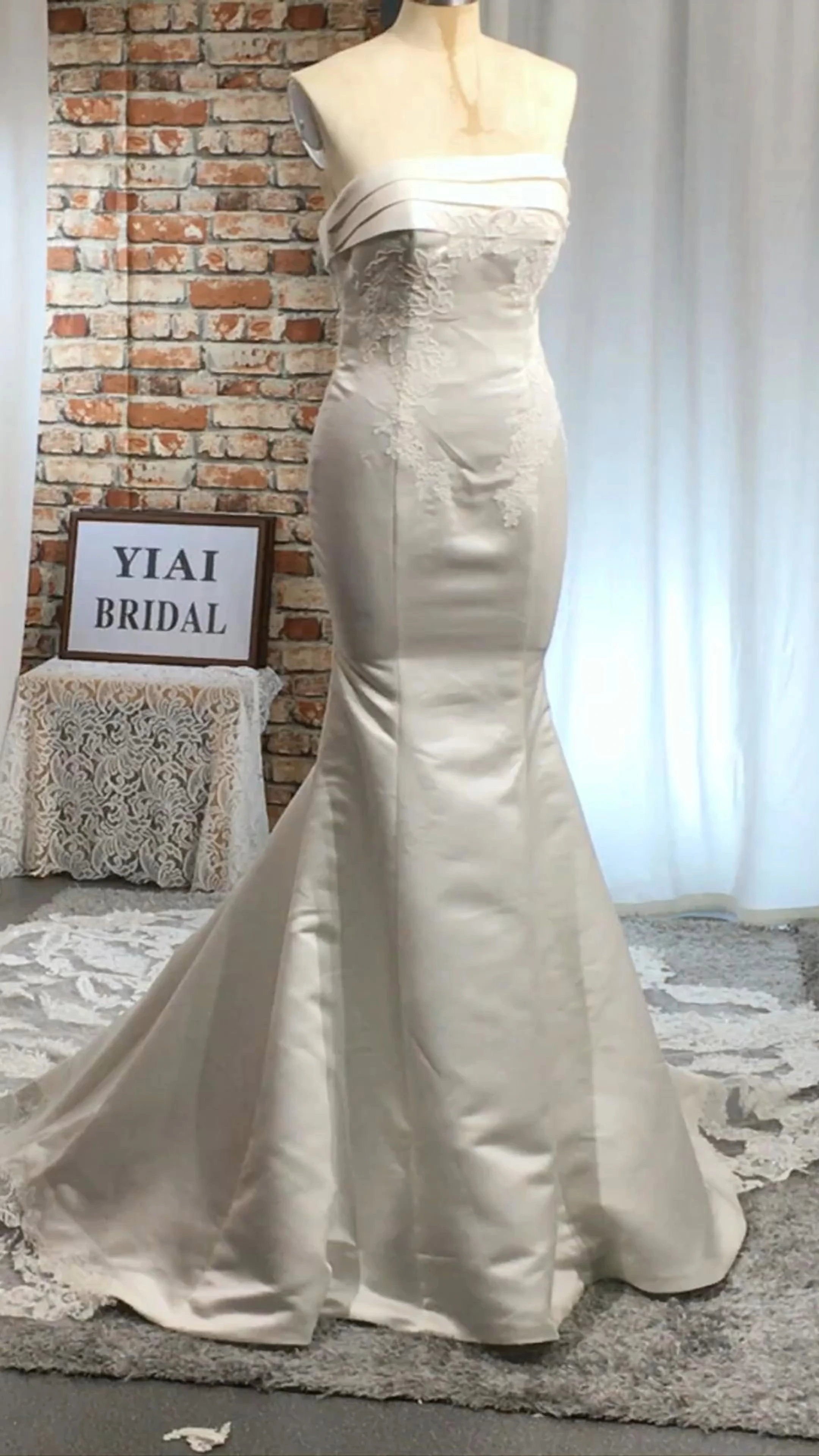 RSW2141 Fit and Flare Satin Mermaid Wedding Dress With Cut-Out Floral Lace Train Abito da sposa a sirena 1