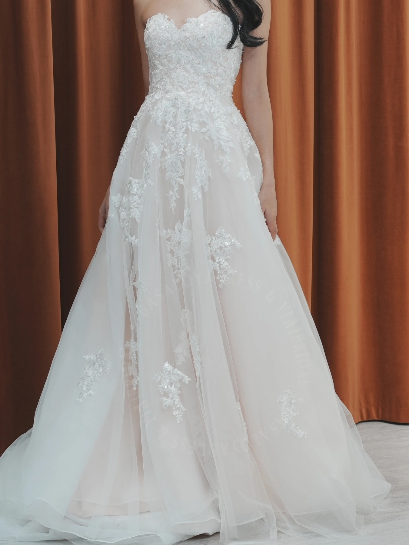 WD00023 A-line Bridal Off-shoulder Sleeveless Embroidered Lace Applique Wedding Dress 1