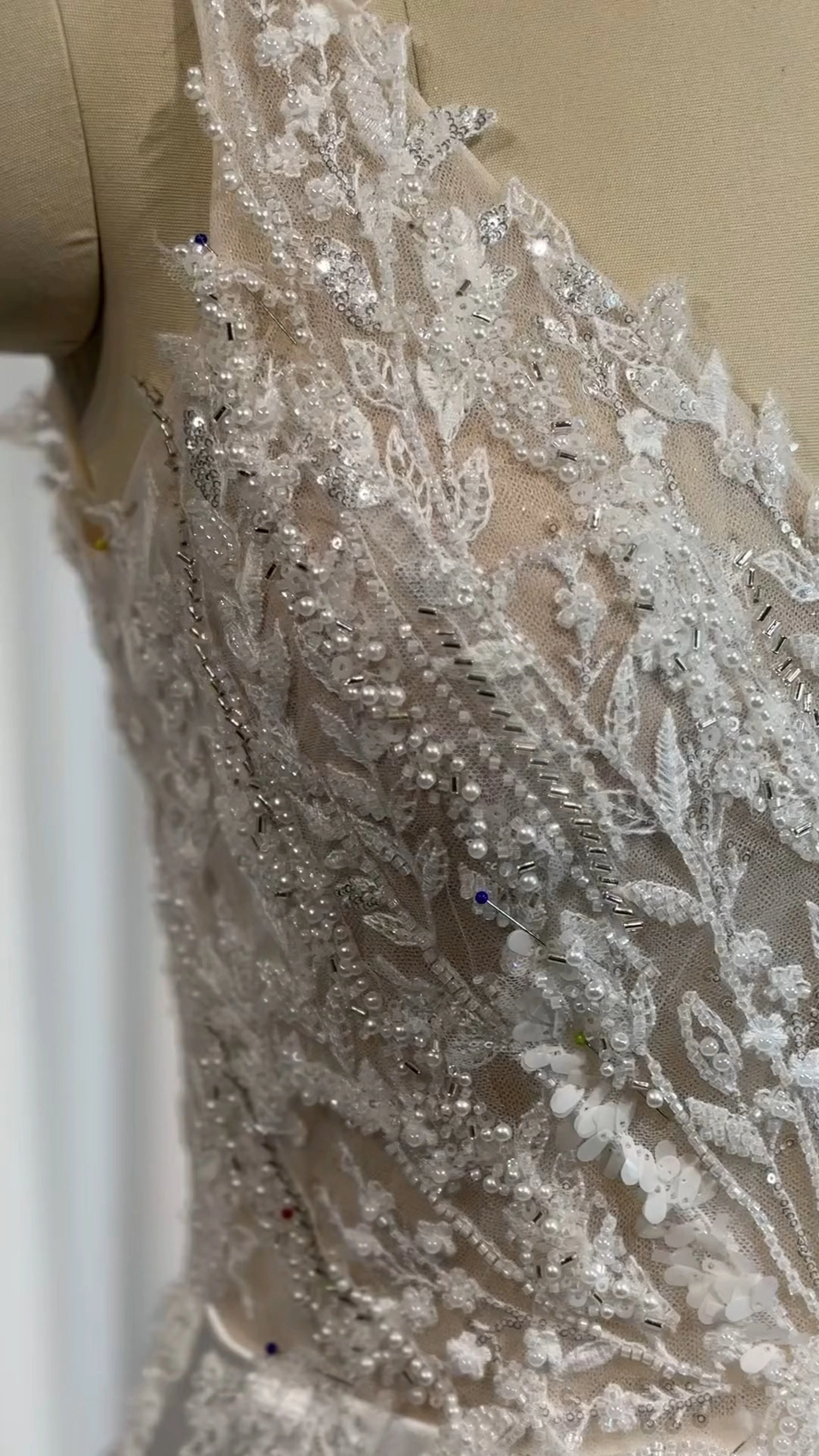 RSW2329 Seksi Derin V Boyun Kolsuz Fildişi Bir Çizgi Satin Gelinlik 1