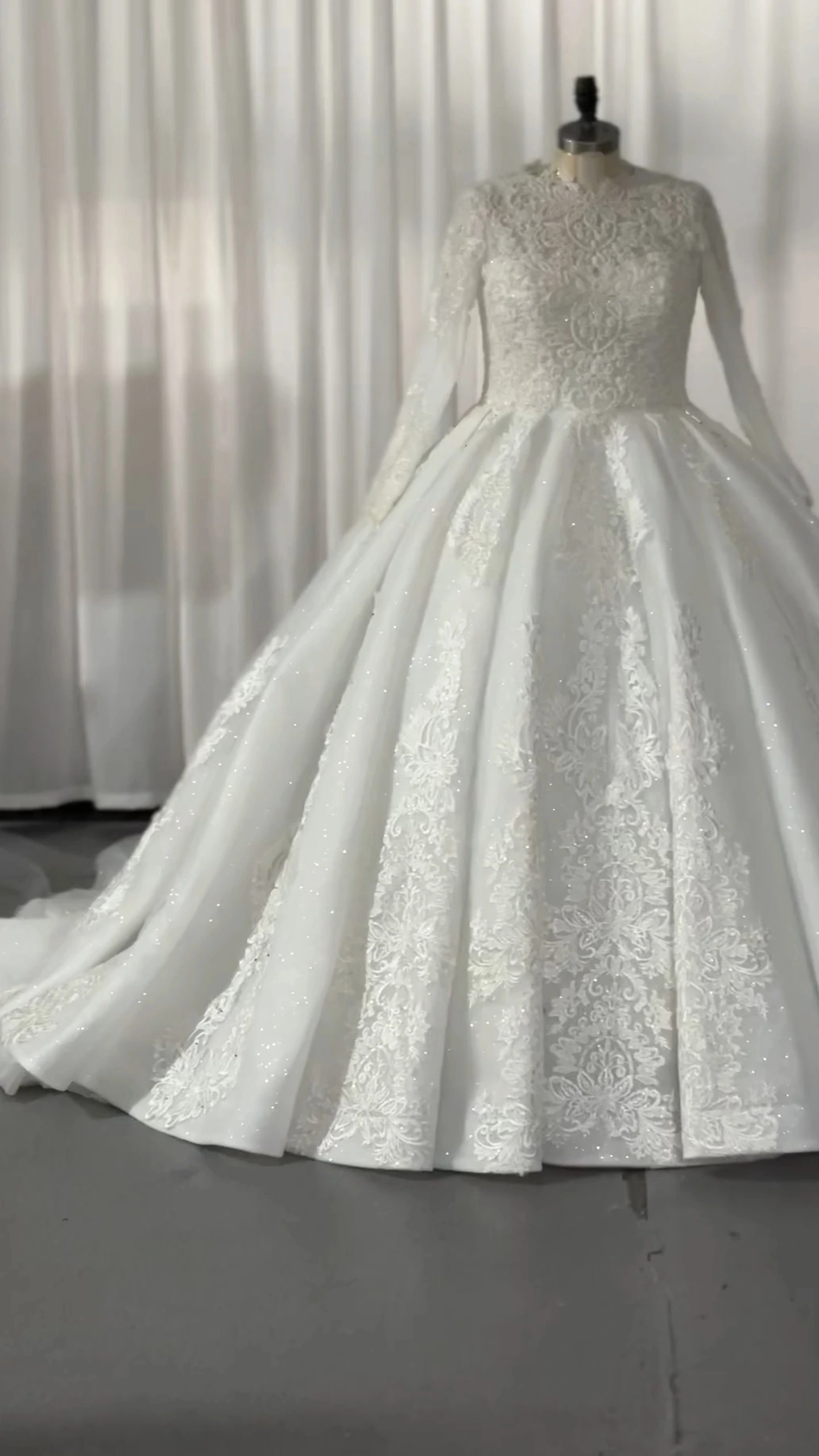 RSW2283 Arabia Dubai Vintage Long Sleeves Beaded Lace Appliqués Glitter Sparkling Big Pleated Ball Gown Modest Wedding Gowns For Plus Size Women 1