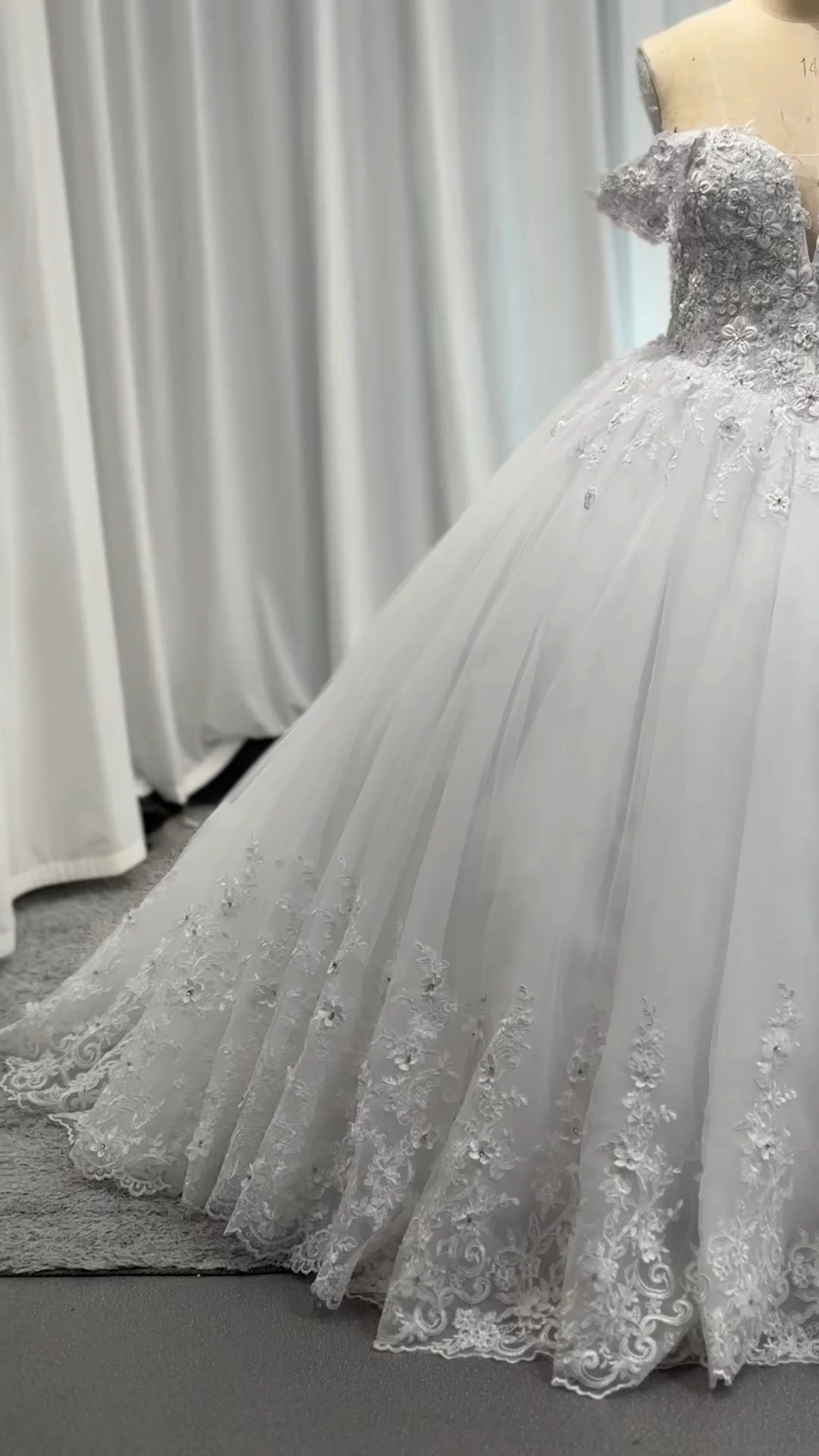 RSW2273 hors de l'épaule Puffy Tulle Ball Ball Robe Appliques Robes de mariée avec des fleurs 3D 1
