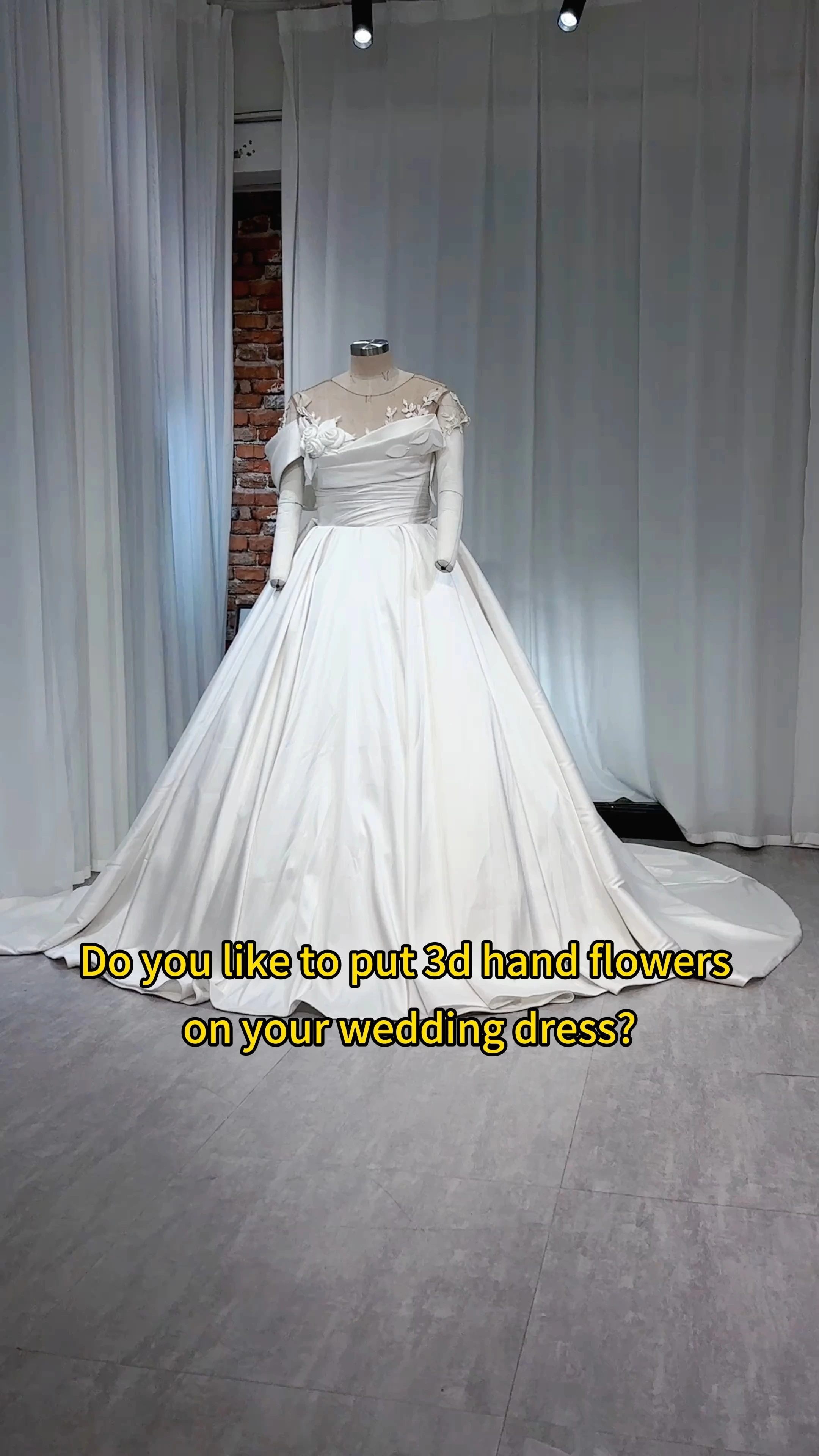 RSW2342 Élégant fleurs poitrine plissée des fleurs de l'épaule des robes de bal Mikado Designer Robe de mariée en satin 1