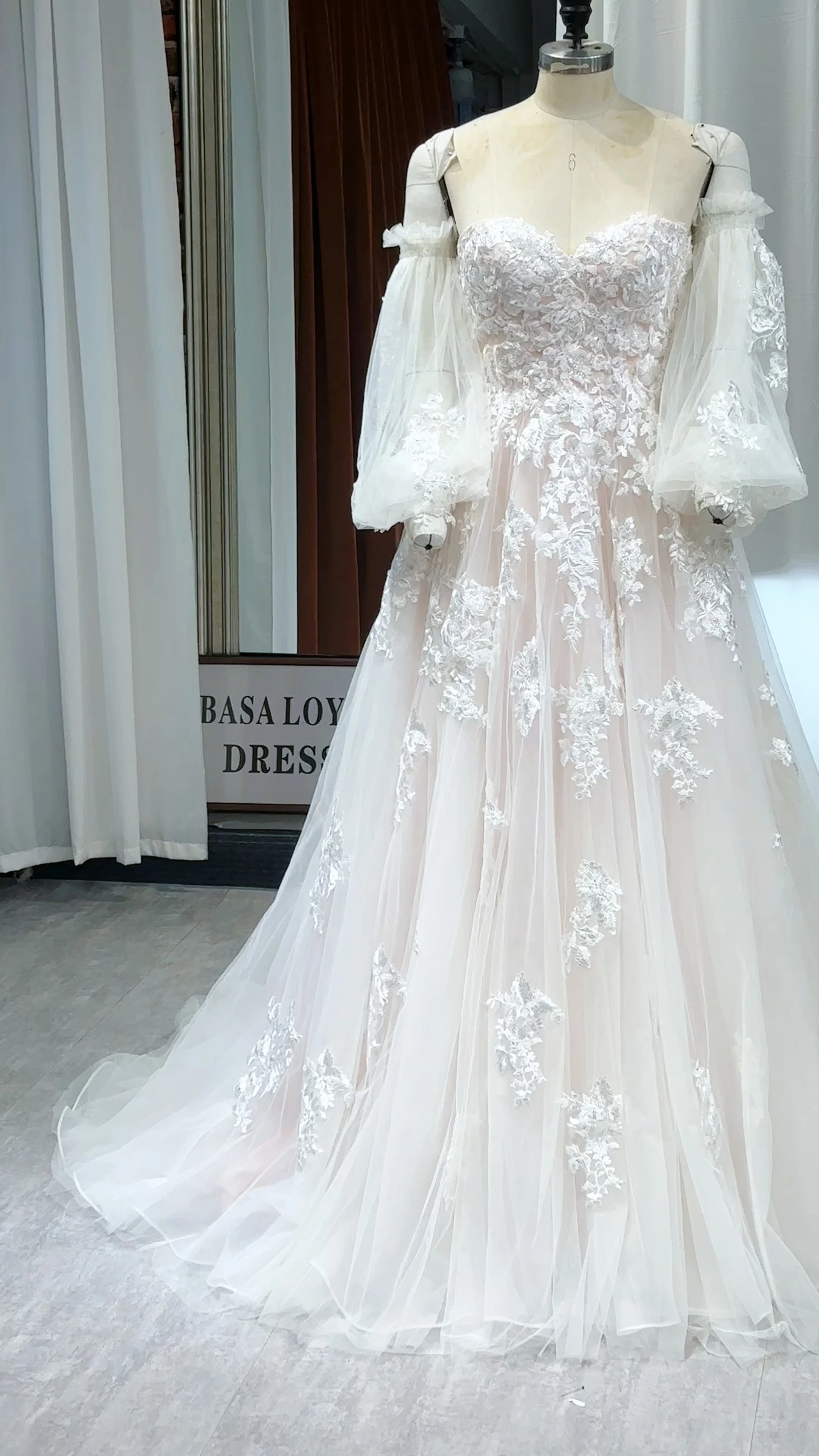 RSW2267 Yiaibridal Brautkleid aus elfenbeinfarbener Spitze mit Blush-Futter, süßem Herzausschnitt, A-Linie, Kapellenschleppe, abnehmbaren schulterfreien Bischofsärmeln, lang 1