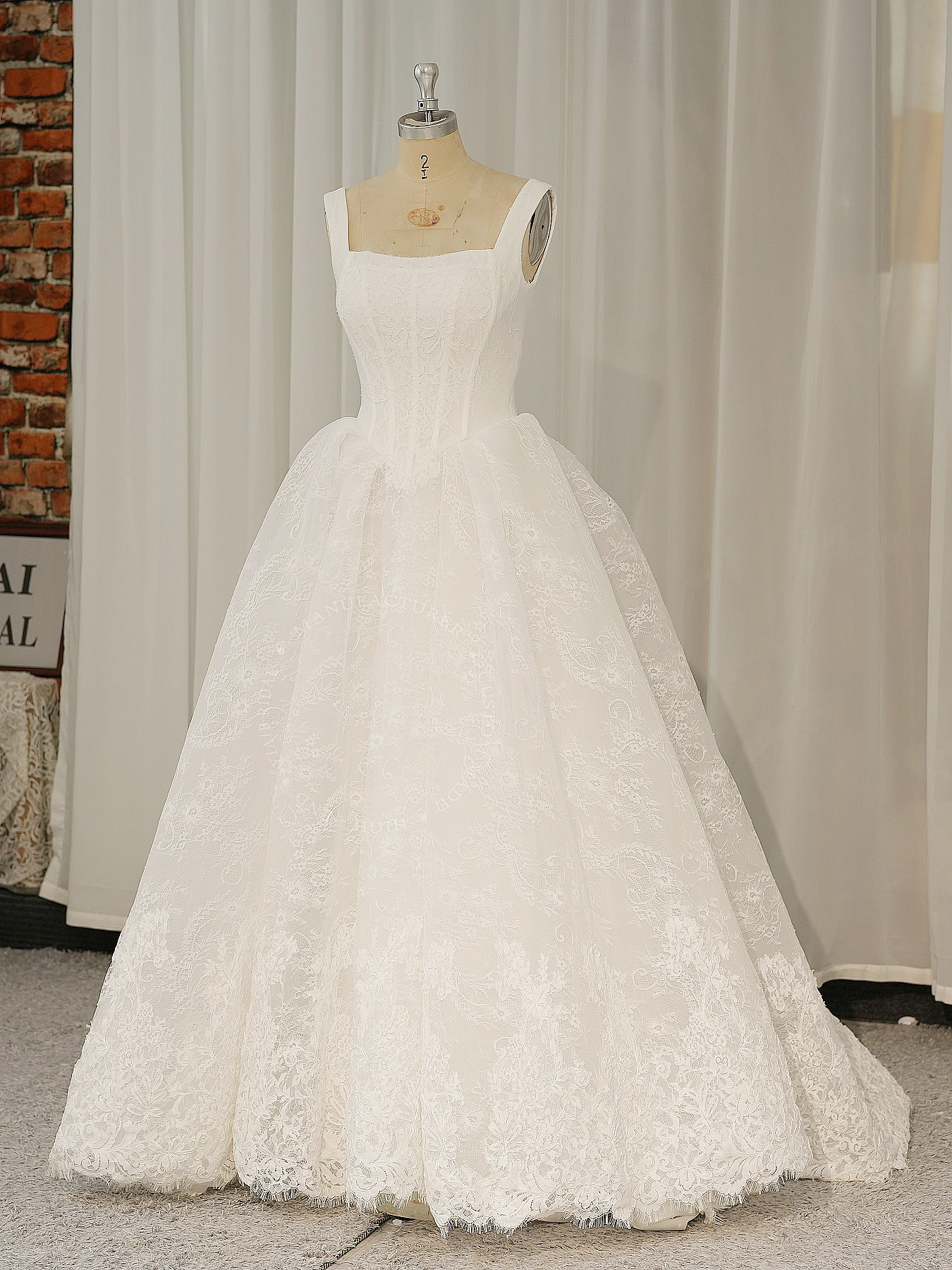 RSW2365 Robe de mariée élégante en dentelle française, décolleté carré, taille basque, corsage à armatures, jupe plissée 1