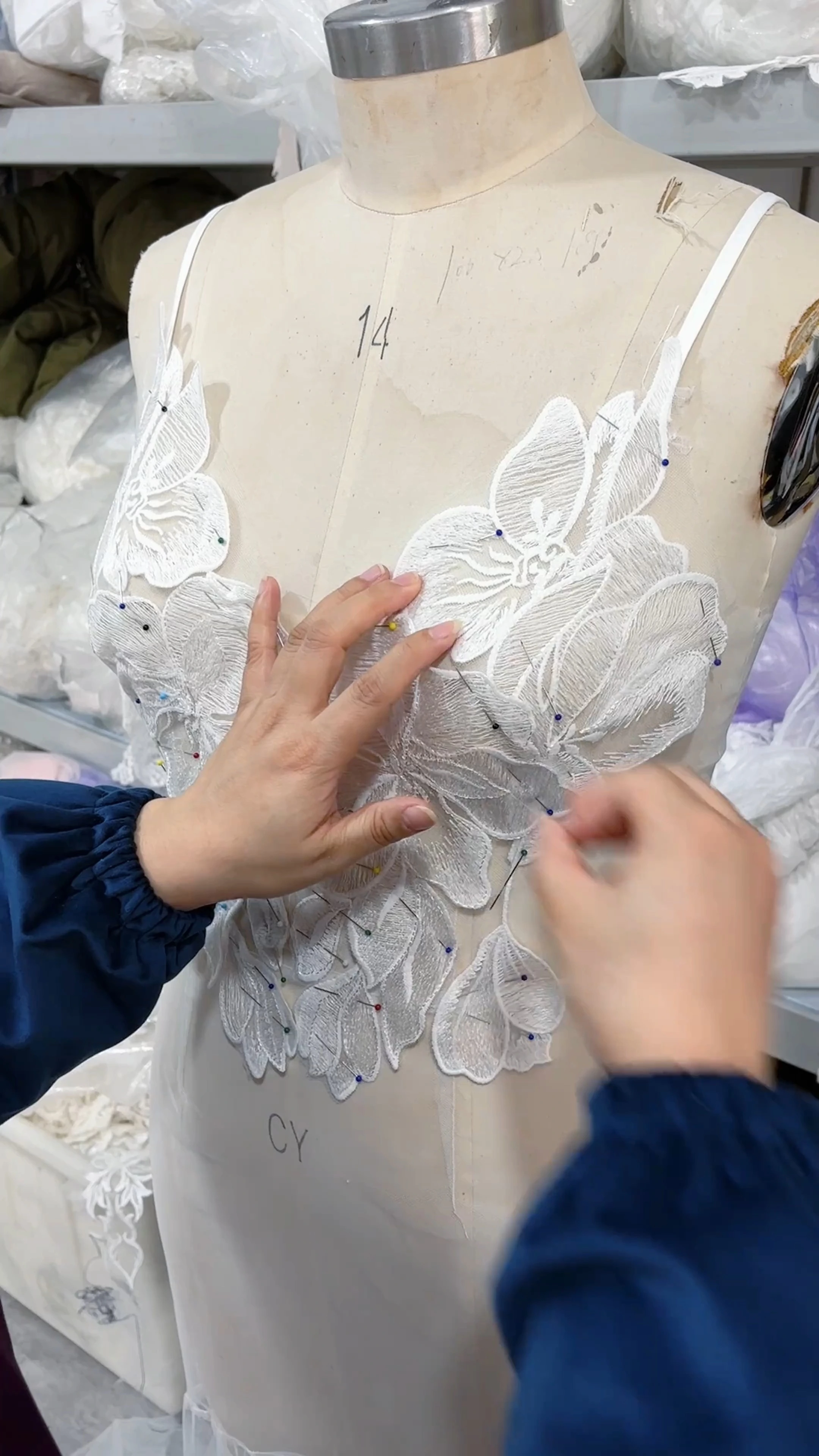 RSW2351 Zarif Çiçek Desenli Dantel Aplikeli Derin V Yakalı İnce Askılı Deniz Kızı Gelinlik 1