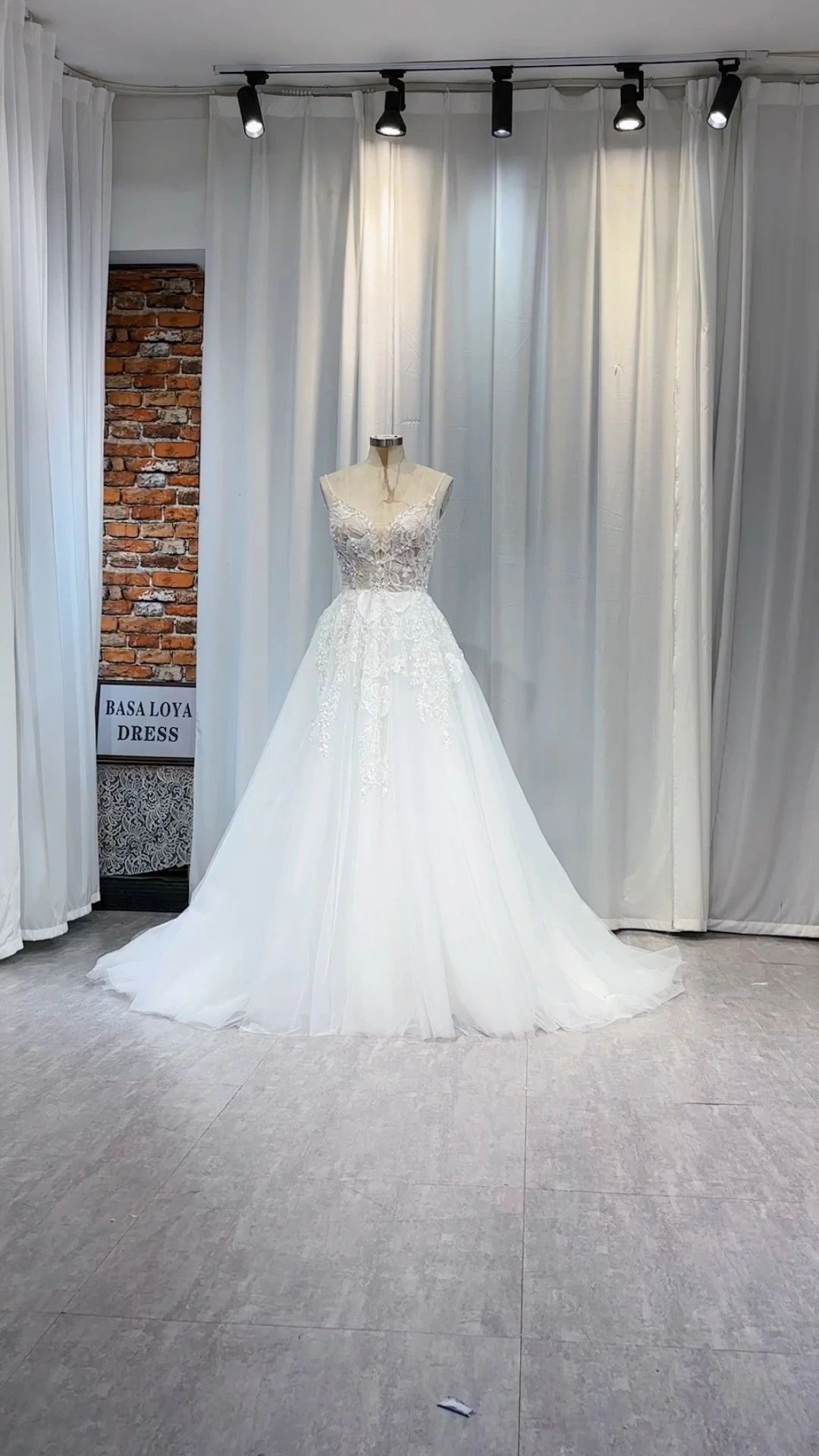 RSW2348 Aplikeli Seksi A Kesim Tül Sırtı Açık İnce Askılı V Yaka Plaj Gelinlikleri 1