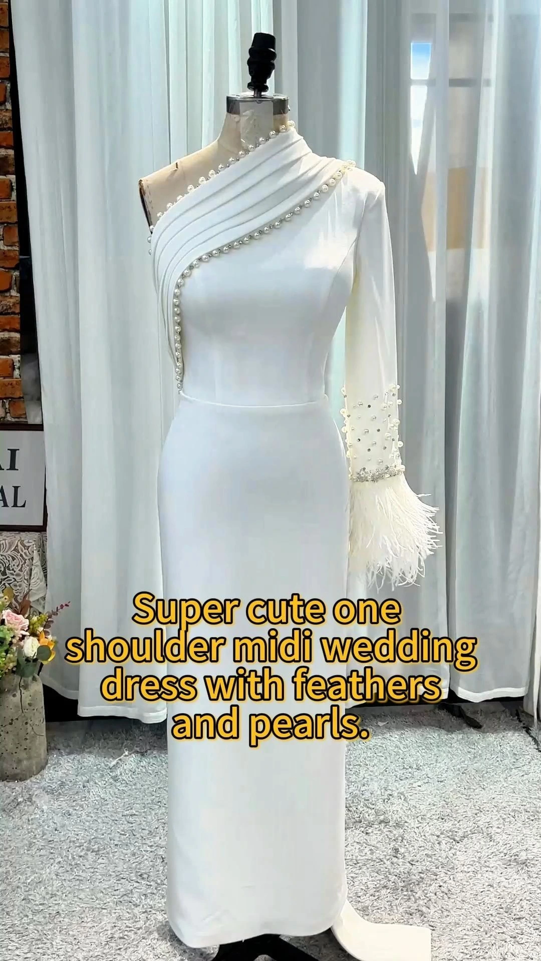 RSW2410 Bílé maxi šaty na jedno rameno s manžetou z pštrosího peří 1