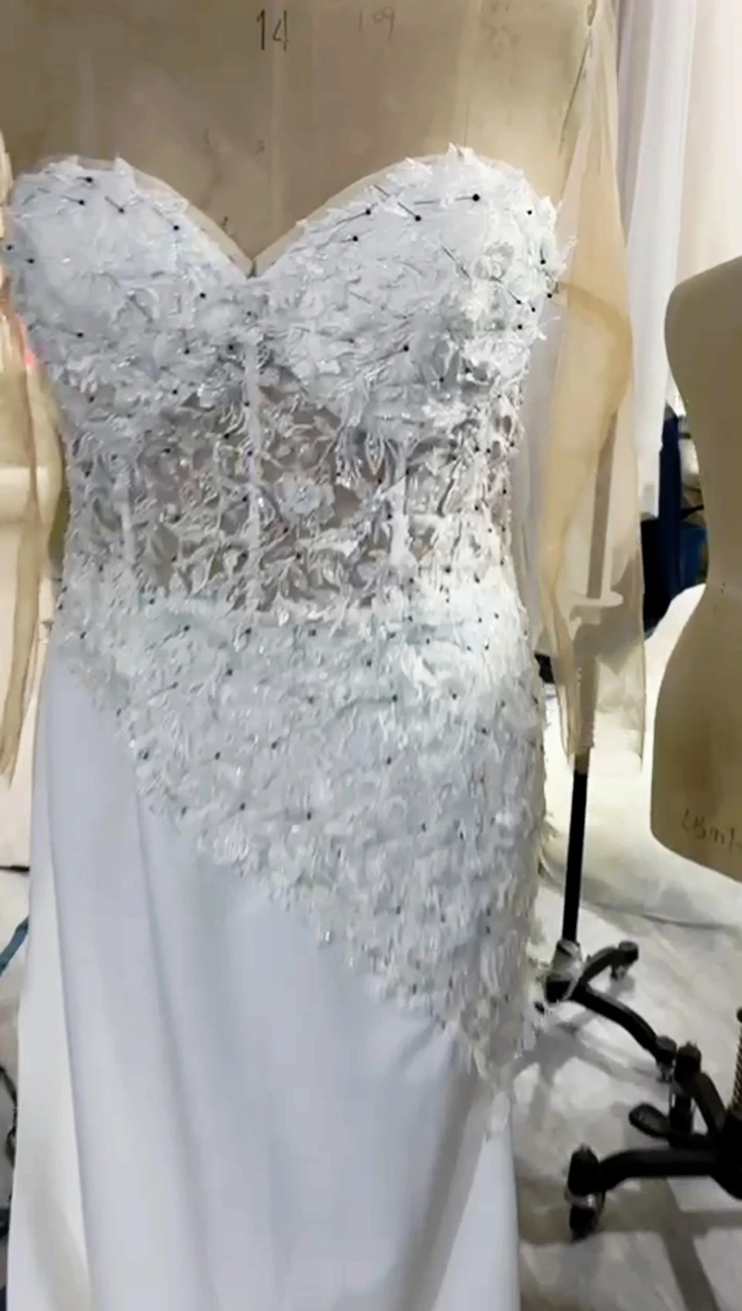 RSW2375 Секси сатенена сватбена рокля тип „русалка“ с дълъг ръкав и дантела, с мъниста и принт 1