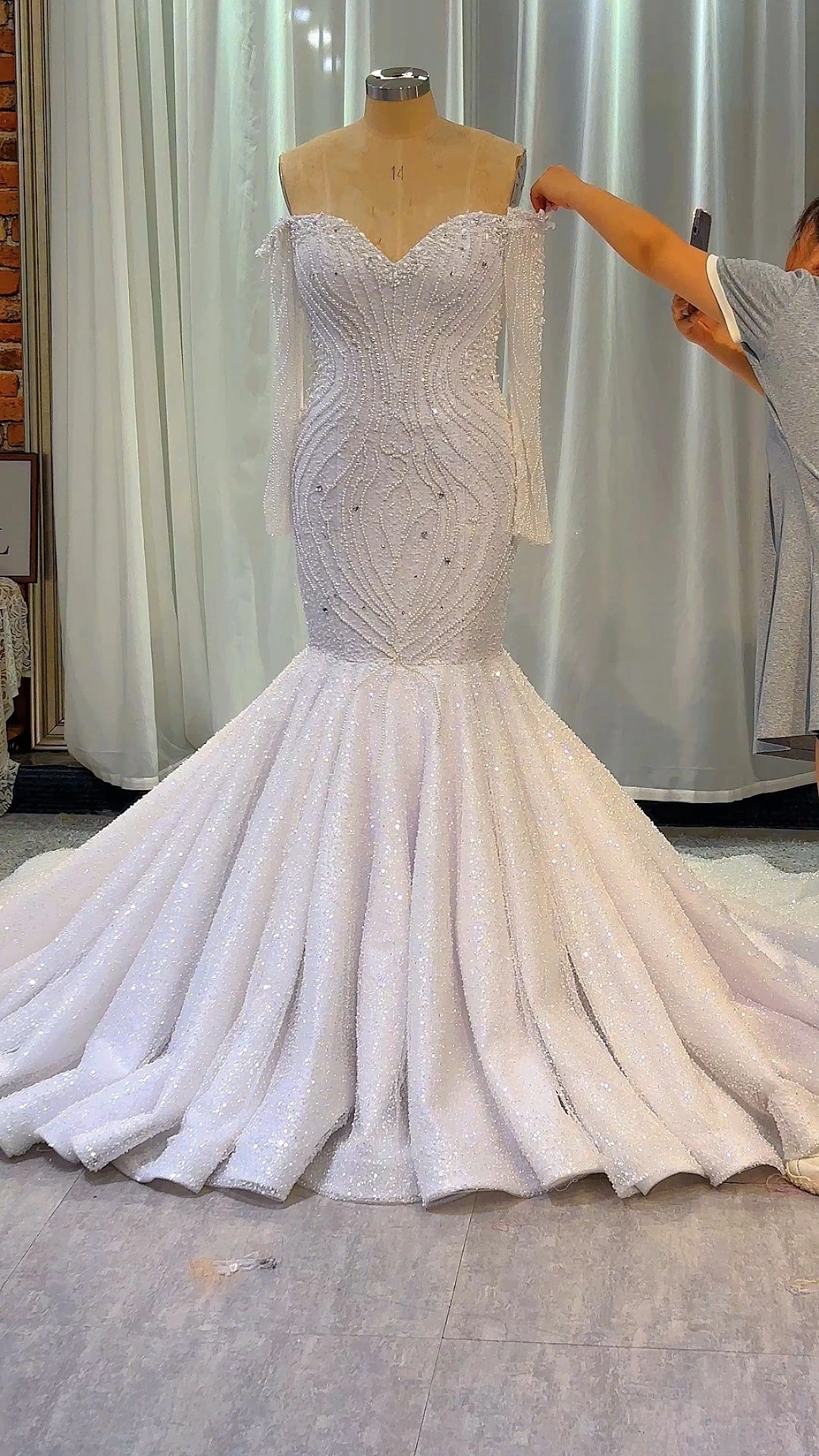 מפעל שמלות כלה סיני RSW2394 מיוצר לפי הזמנה שמלת כלה קלאסית בת ים עם פנינים וחרוזים תחרה עם שרוולים ארוכים, סגורים מכתף 1