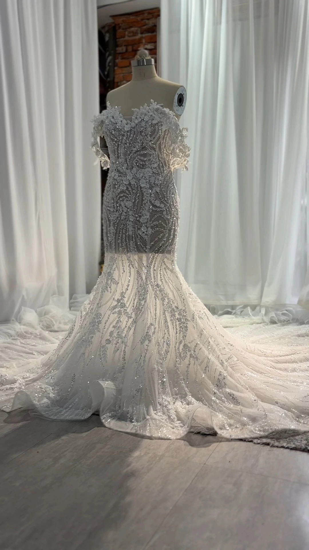 שמלת כלה בהתאמה אישית של Yiaibridal באיכות גבוהה RSW2436 שמלת כלה בת ים עם אפליקציות תחרה תלת מימדיות ועם רצועות כתף סגורות 1