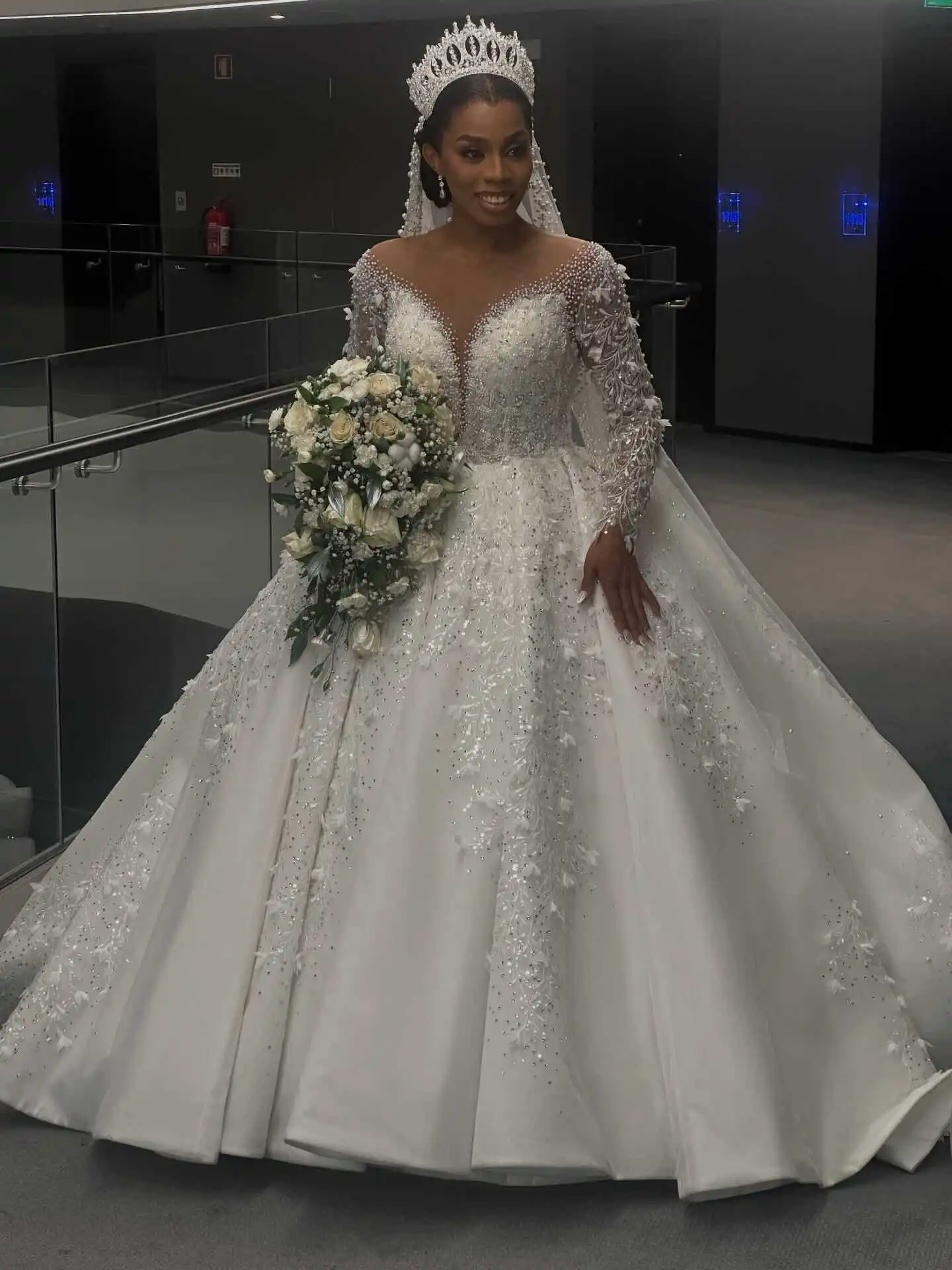 AMD2602 2026 Luxuriöses Brautkleid aus gehäkelter Spitze, Feder- und Perlenspitze, elegantes Design, A-Linie, V-Ausschnitt, Vintage-Schleppe, maßgefertigt 1