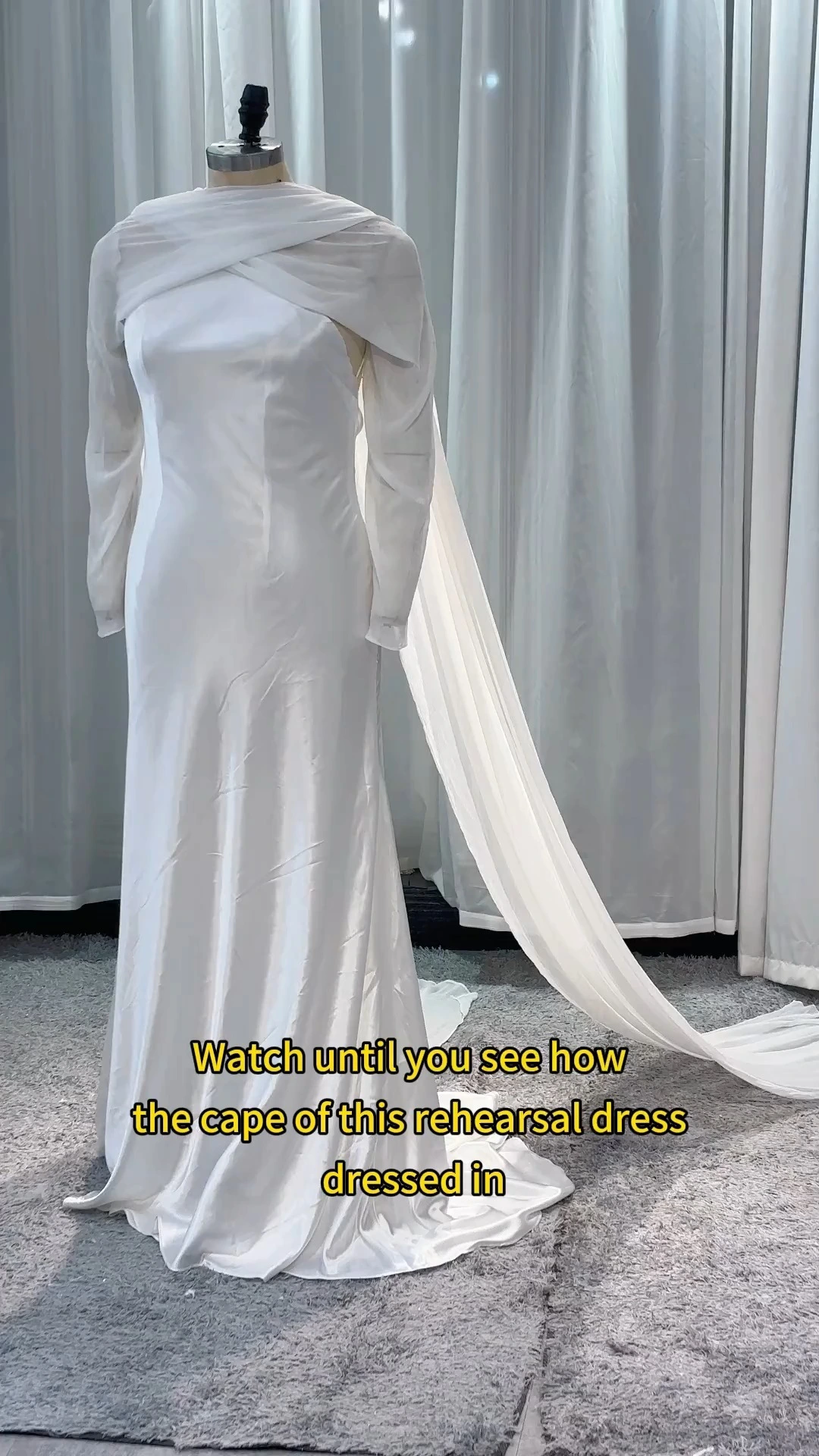 RSW2412 Минималистична сатенена сватбена рокля с деколте и гол гръб, подвижна и с едно рамо, за модерна булка 1