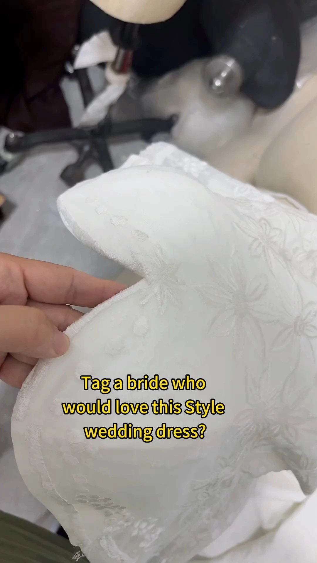 Eleganti abiti da sposa in pizzo a sirena senza spalline con strascico a cappella tagliato RSW2358 – Abito da sposa romantico 1