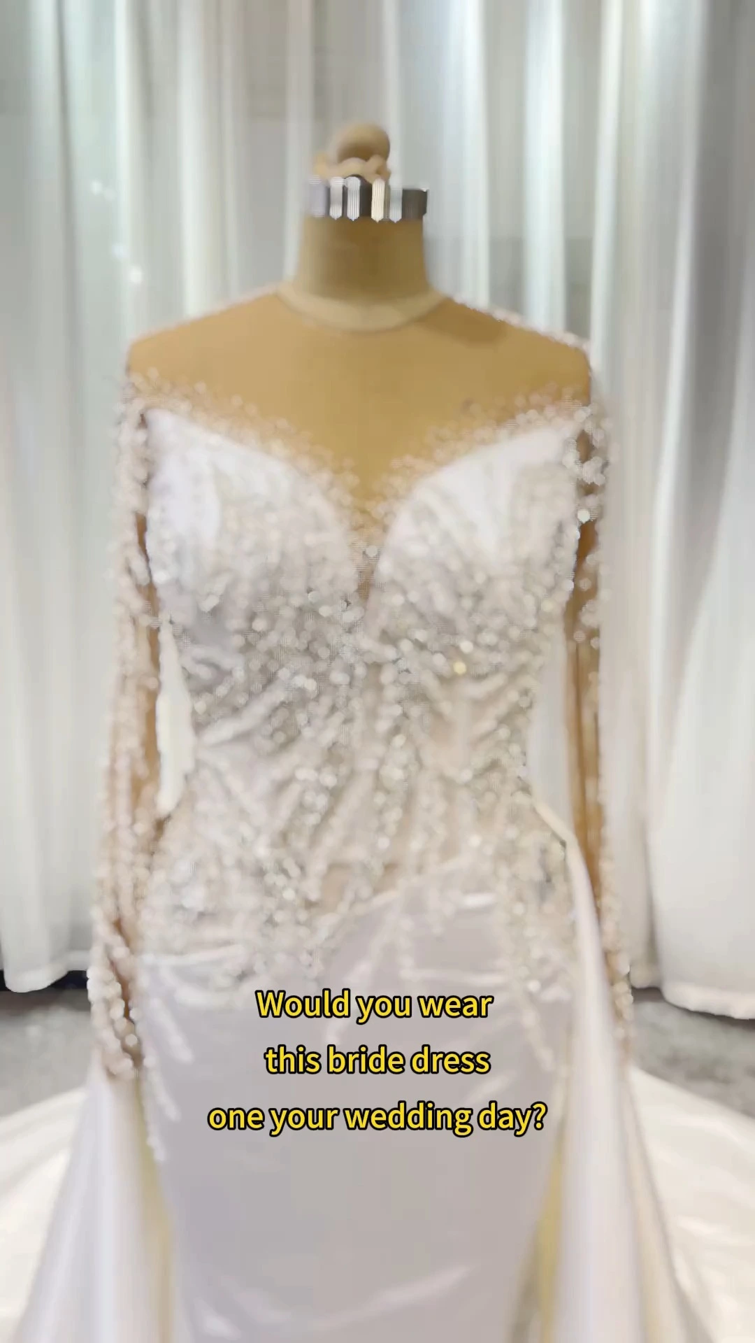 Abito da sposa di lusso RSW2421 in raso con maniche lunghe e strascico staccabile a cattedrale 1