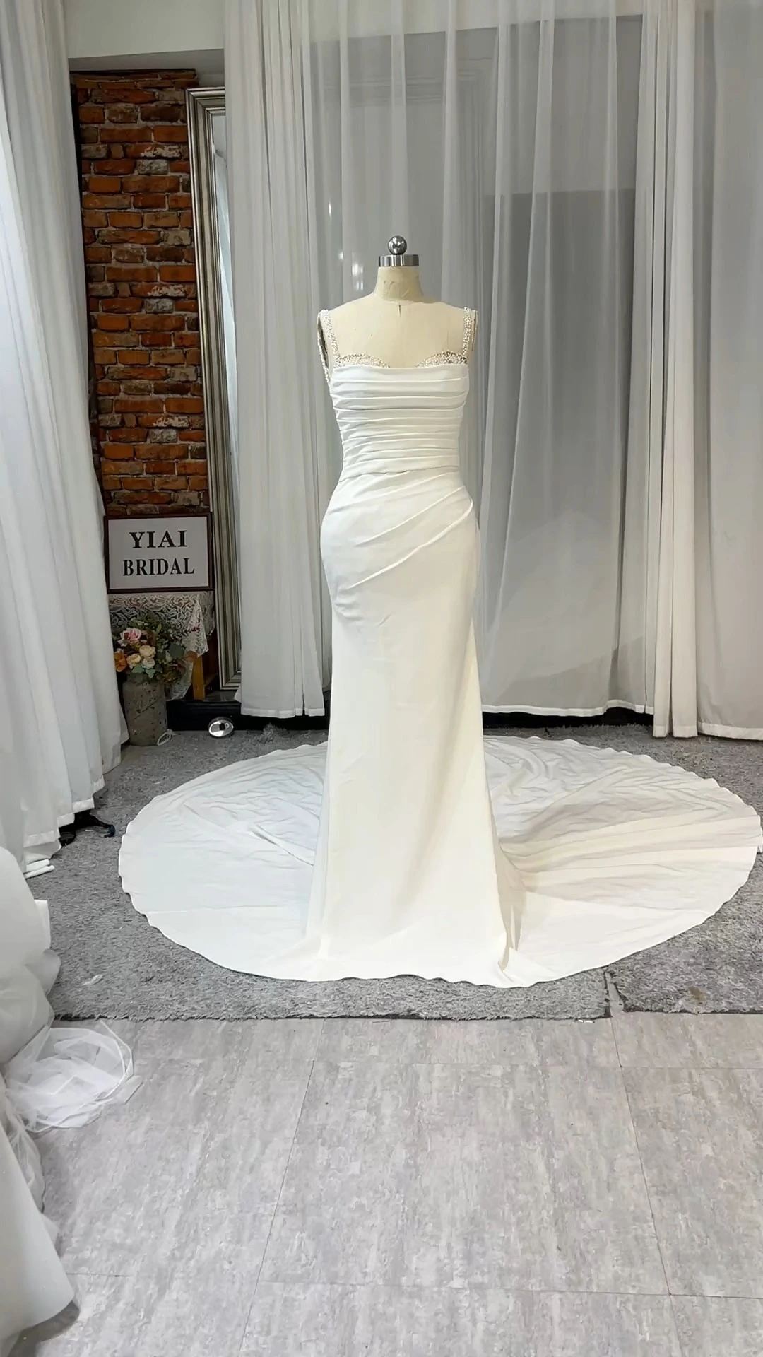 RSW2440 Minimalistisches Meerjungfrauen-Brautkleid aus Crêpe mit Spaghettiträgern und langer Schleppe 1