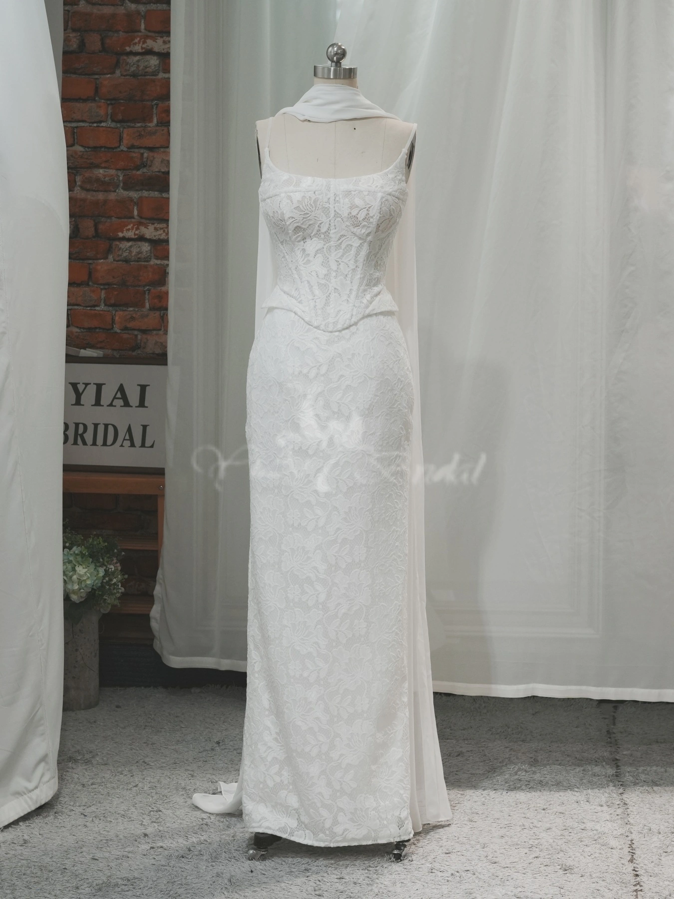 WD00072 Vestido de Noiva Longo de Duas Peças com Alças Finas, Corpete de Renda e Capa, em Marfim/Branco 1