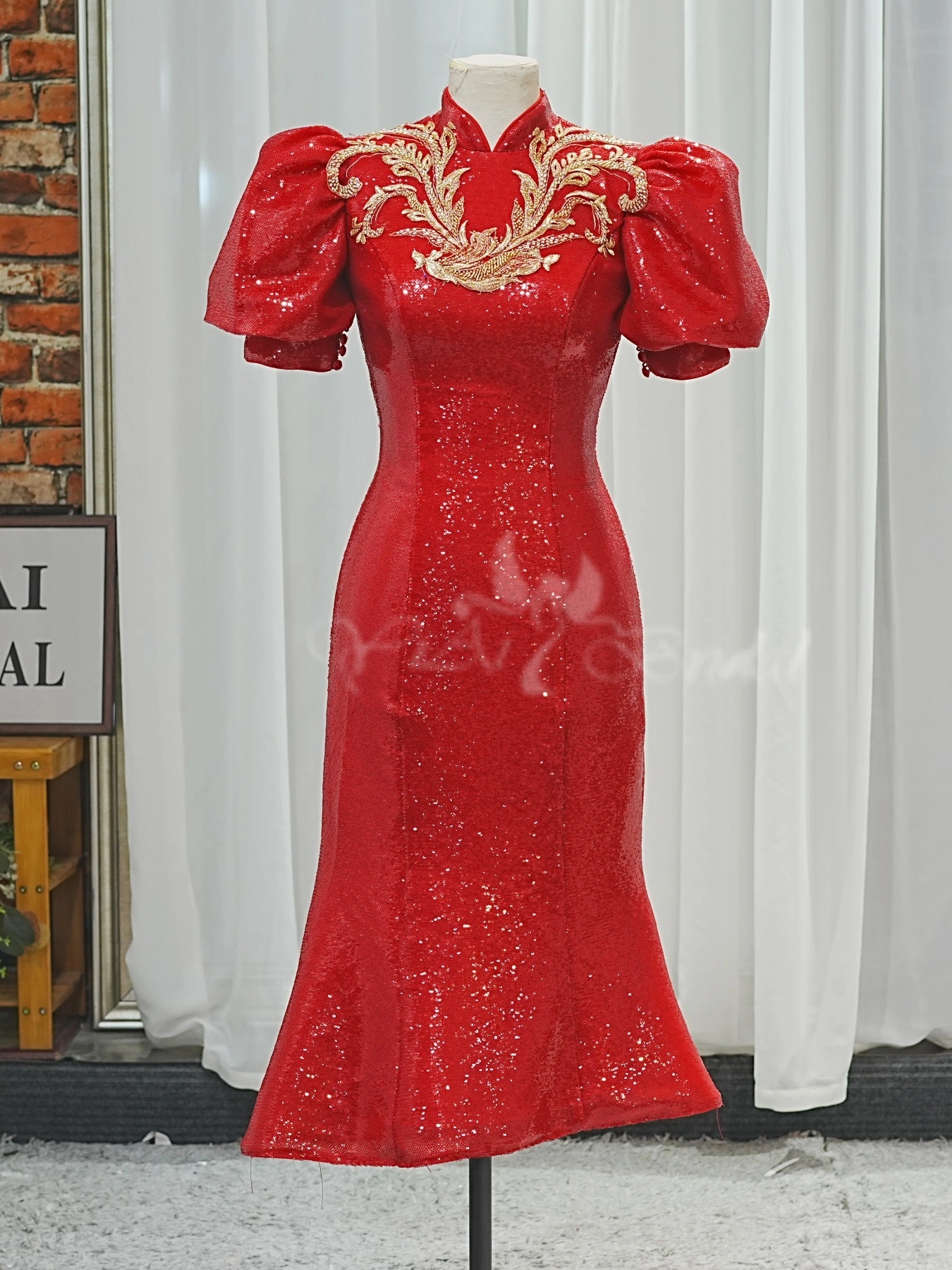 SD00102 שמלת כלה א-סימטרית עם פאייטים בסגנון סיני עם אפליקציות תחרה זהב ונצנצים 1