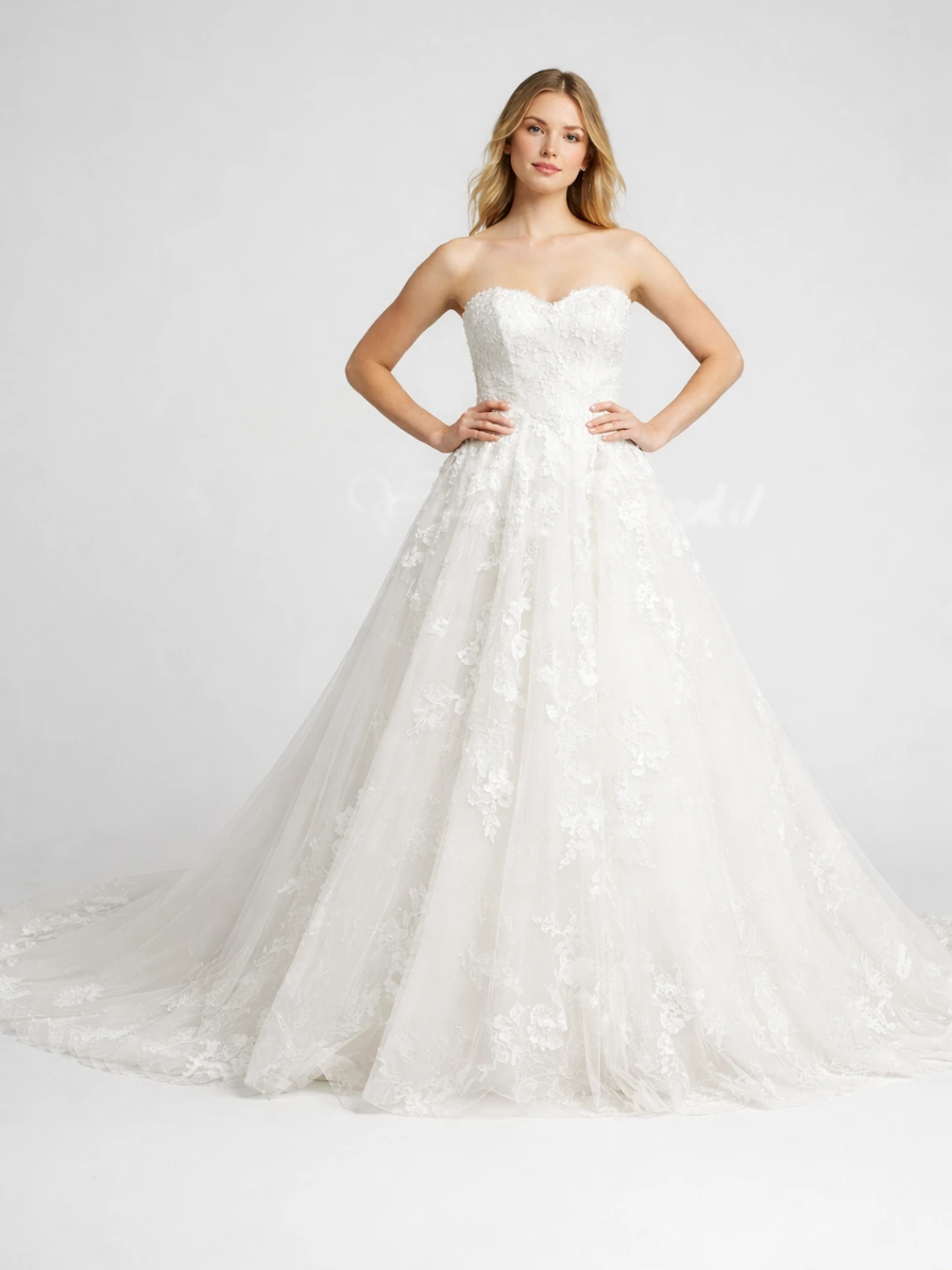 Robe de mariée bustier en dentelle AMD2605 avec traîne cathédrale 1