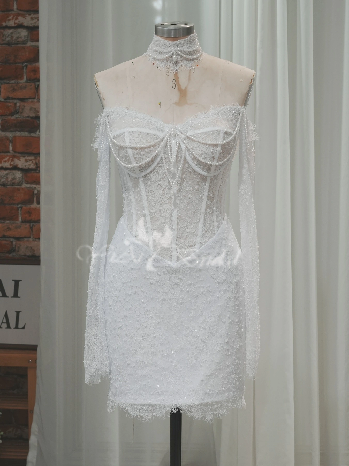 SD00105 Helmiäisillä koristeltu häämekko, olkapäät paljastava, pitkähihainen, polven yläpuolella ulottuva, tuppimainen mekko morsiamelle 1