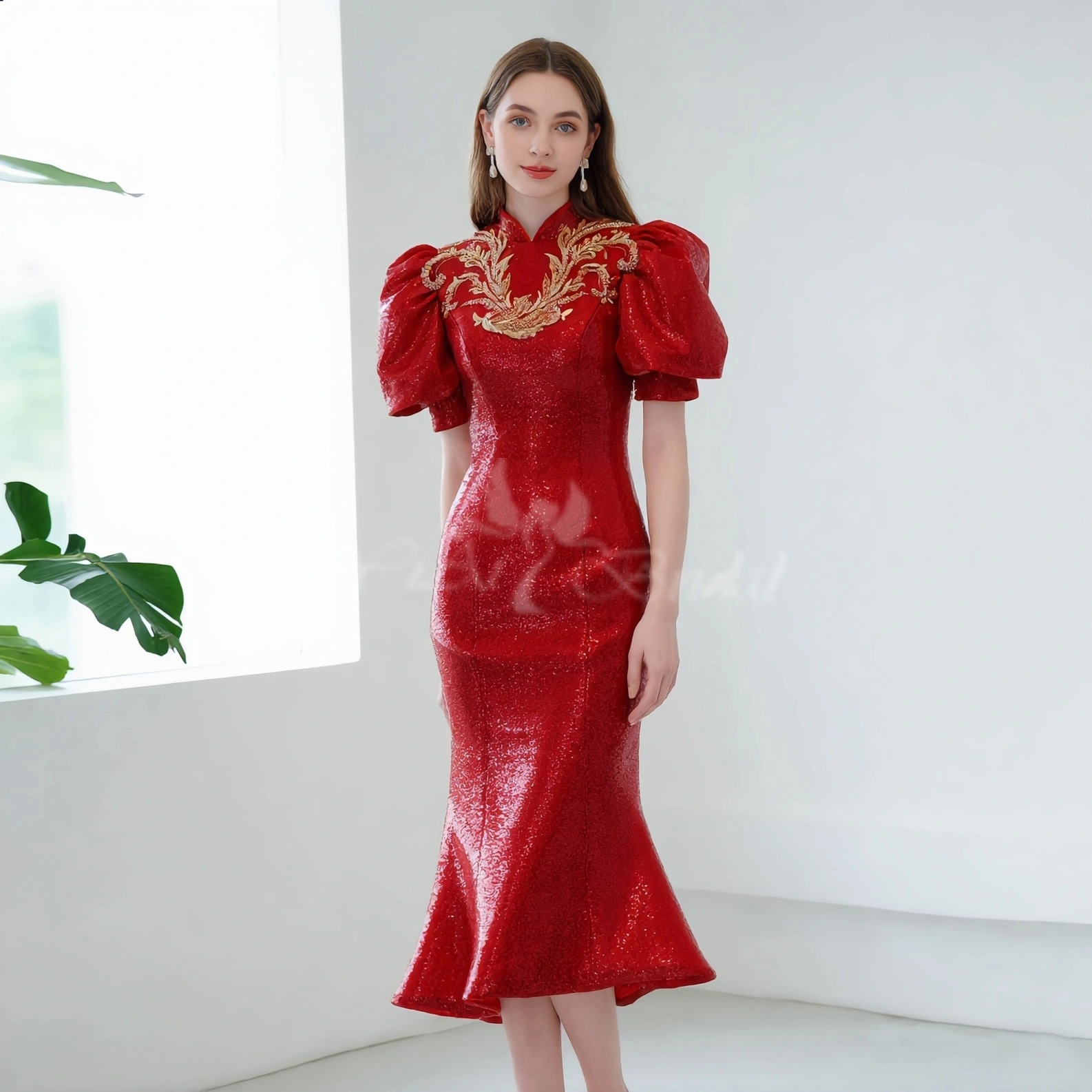 Vestido de novia estilo chino con lentejuelas, corte sirena asimétrico, estilo cheongsam y apliques de encaje dorado SD00102 1