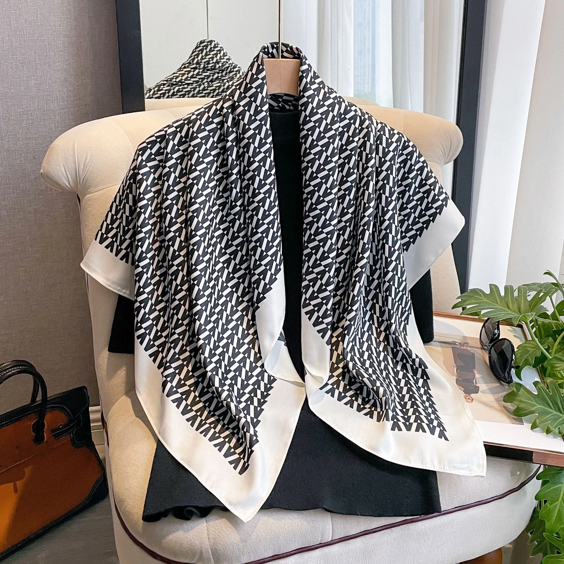 Manufacturer 90×90cm Black Big Shawls Letter V Printed Silk Scarf F390 | Mifain 1