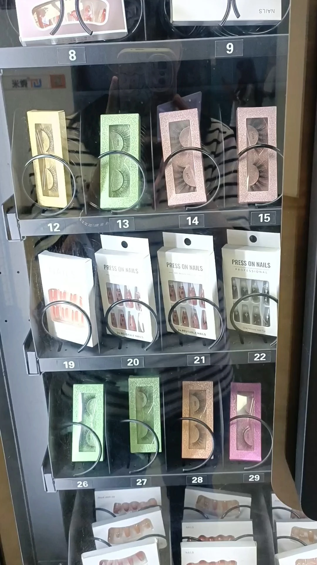 WEIMI Vape 자판기에는 비즈니스 거리 쇼핑몰이 있는 21.5인치 터치스크린이 있습니다. 1