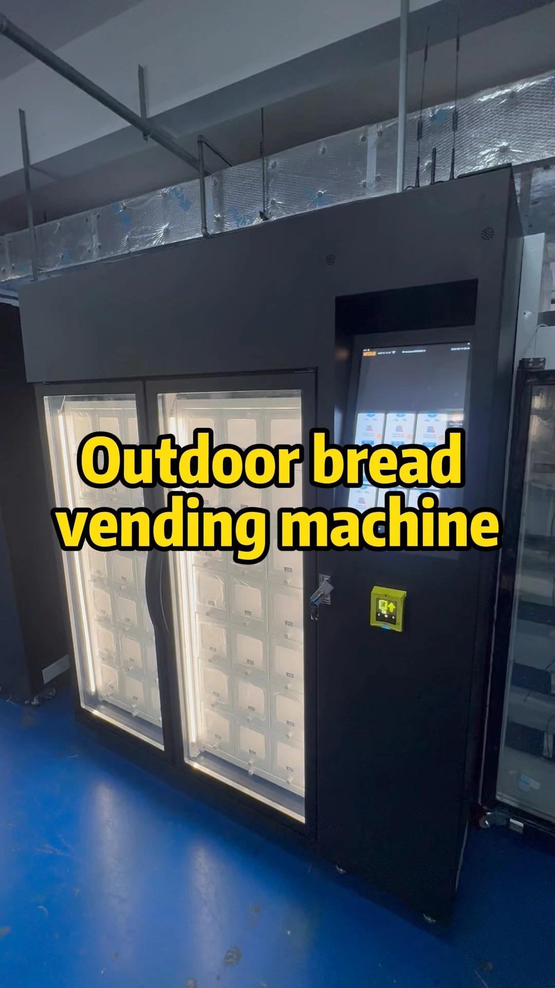 Outdoor Fresh Bread Vending Machine promo video showing 42 customizable lockers, 22-inch tilting touchscreen, 3~20℃ cooling, Android 11.1, WiFi/3G/4G/LAN, multiple payments, 18-month warranty, and remote technical support.