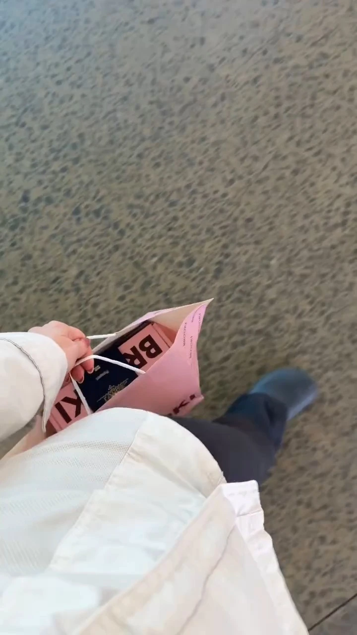 Intelligent cookie vending machine for unattended retail, ensuring safe, damage-free delivery of packaged desserts.