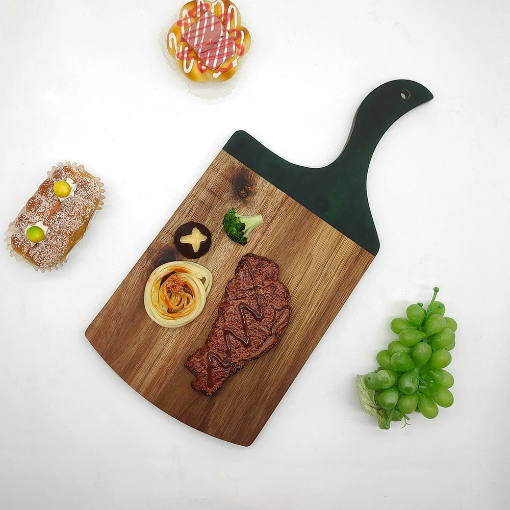 Planche à fromage avec poignée | Planche à échecs en résine faite à la main avec rivière en résine verte, planche de charcuterie de luxe en bois d'acacia naturel 1