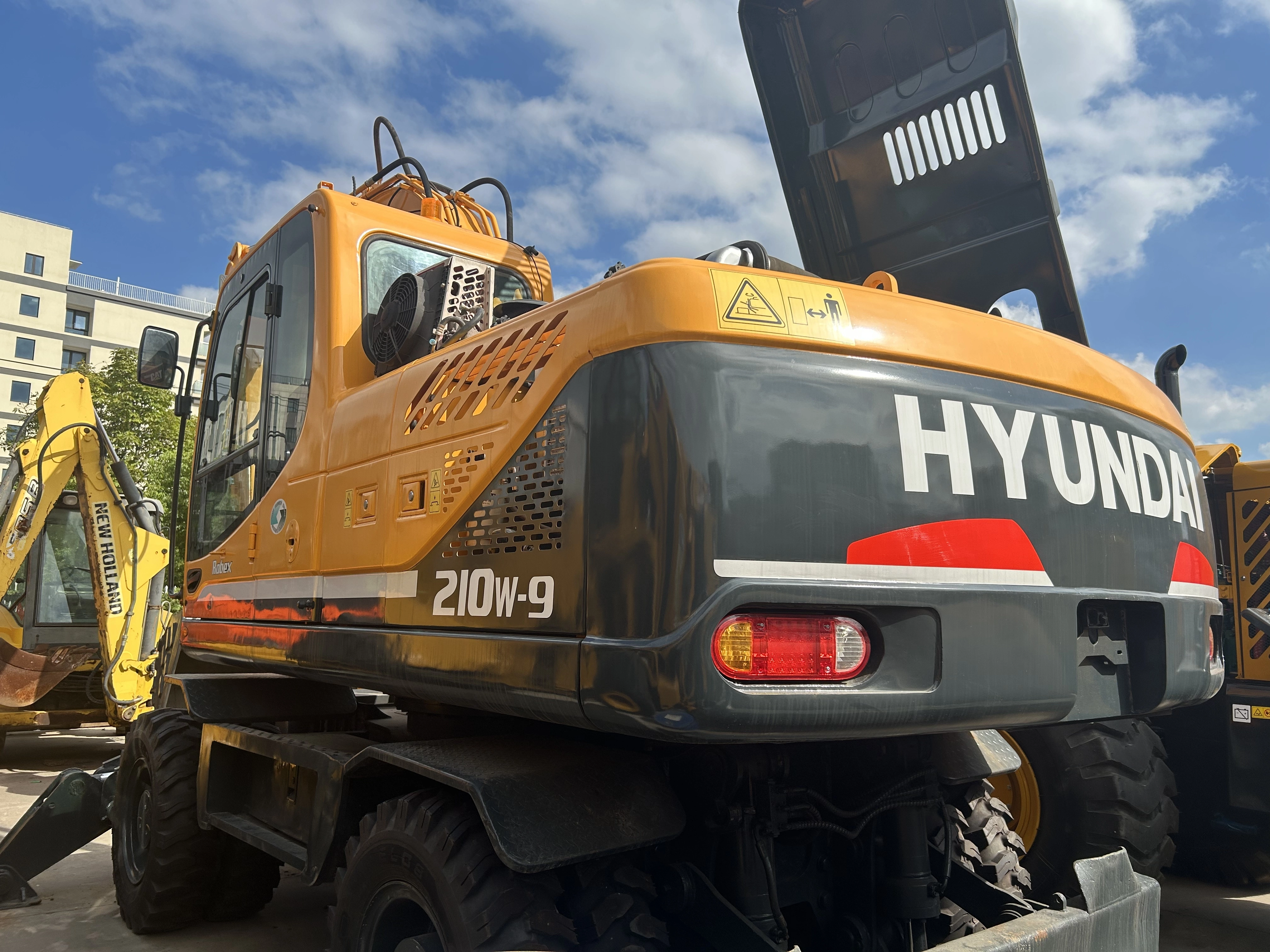 Preowned Hyundai 210W-9 Wheeled Excavator for Sale 1