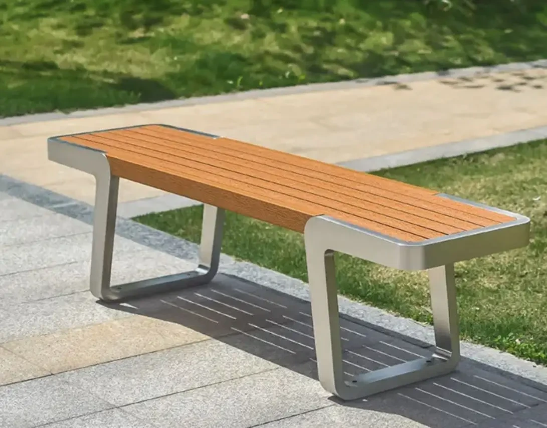 Maßgeschneiderte Parkbank aus Holz mit Metall-Holz-Außendesign 1