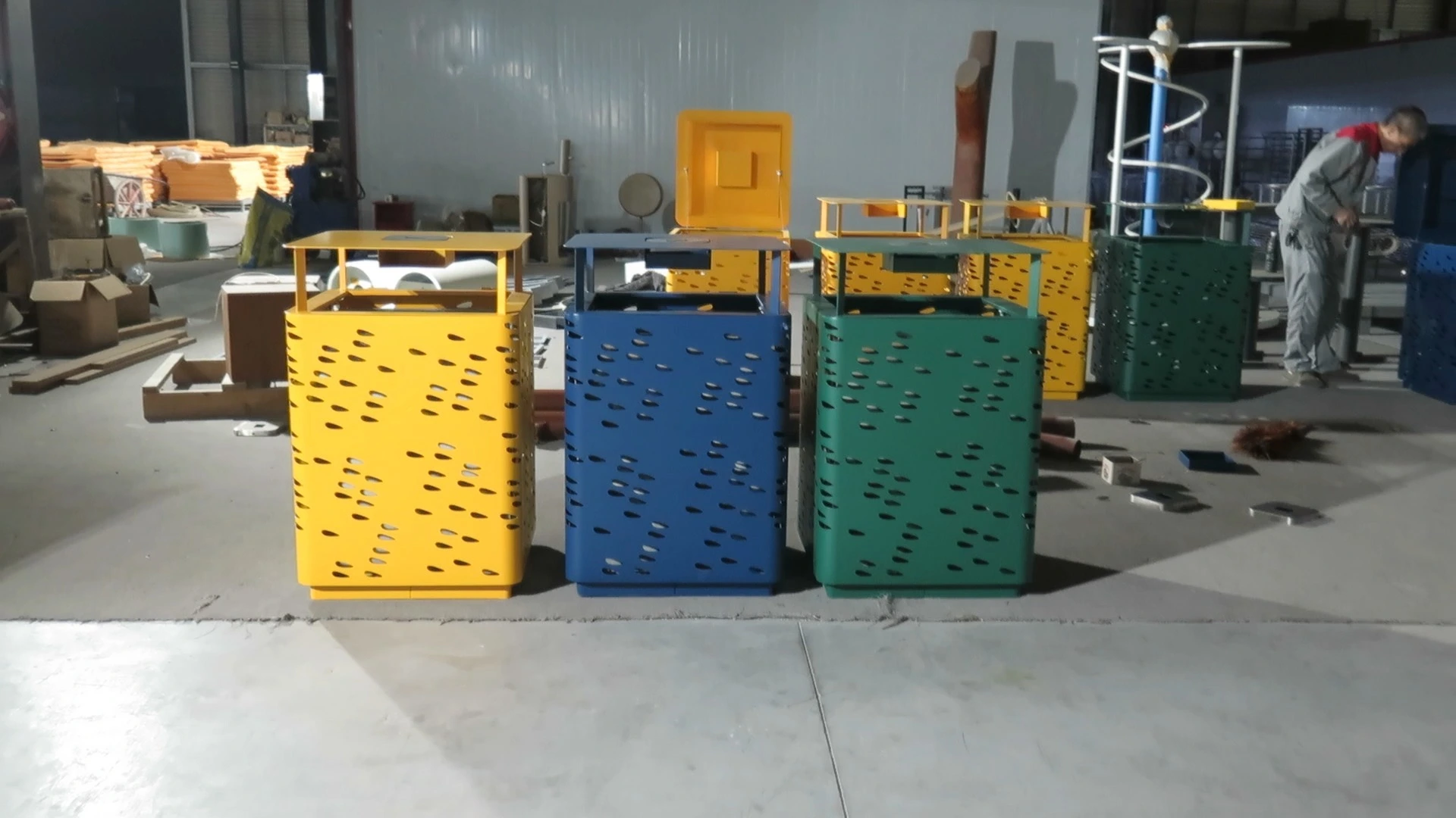 Factory-designed multi-coloured openwork artistic outdoor trash bin 1