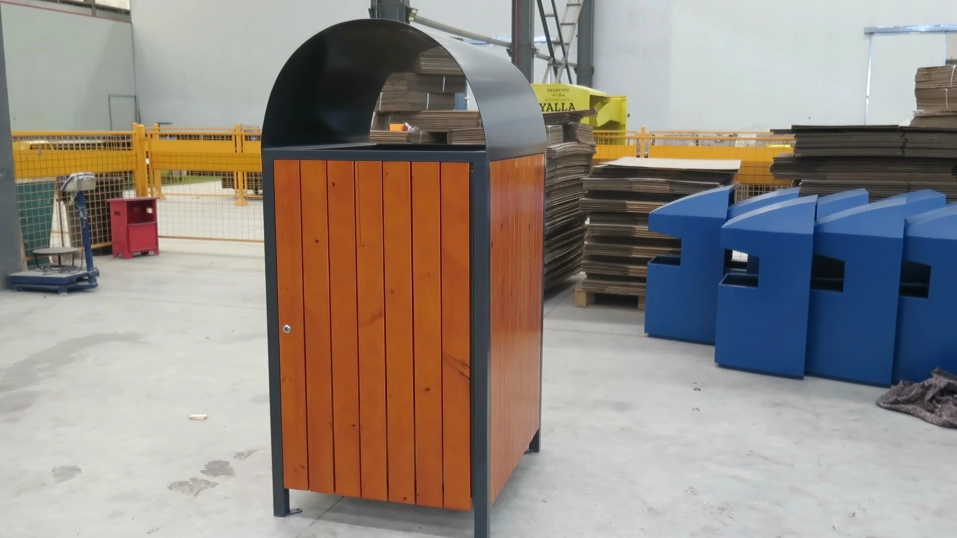 Contenedor de basura comercial de madera grande para exteriores, hecho a medida en fábrica. 1