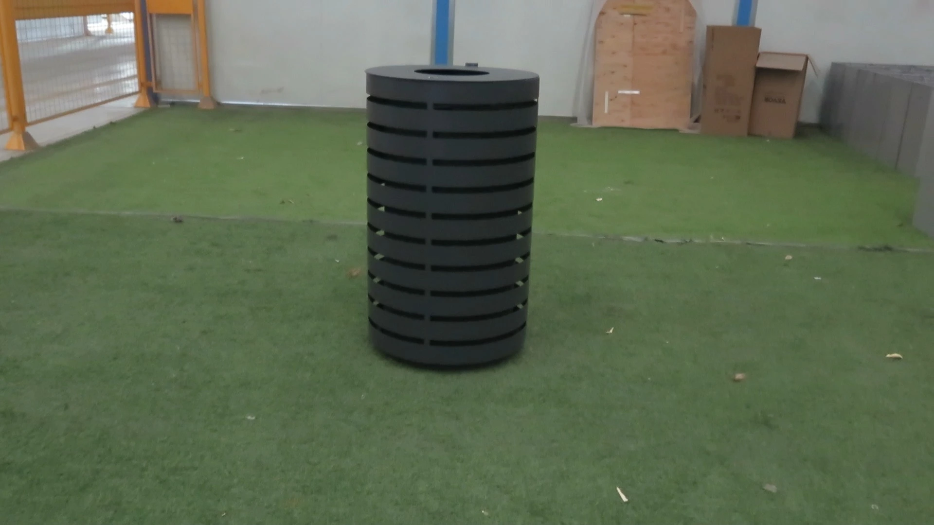 Contenedor de basura de acero para exteriores, personalizado de fábrica, con diseño moderno perforado, resistente, comercial, para parques, oficinas, comunidades y áreas públicas. 1