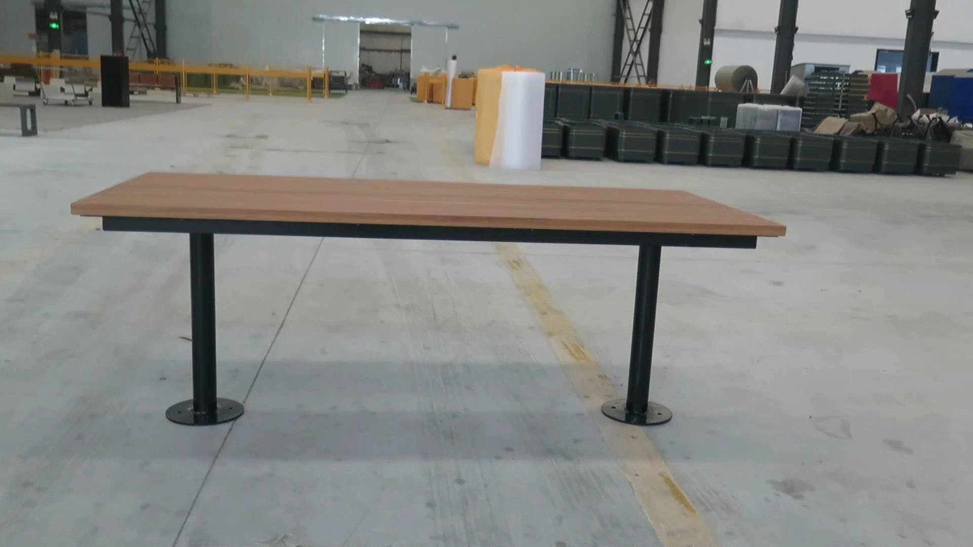 Fabrikgefertigte, maßgefertigte lange Bank aus Stahl-Holz-Verbundmaterial für den Außenbereich – robust und witterungsbeständig 1