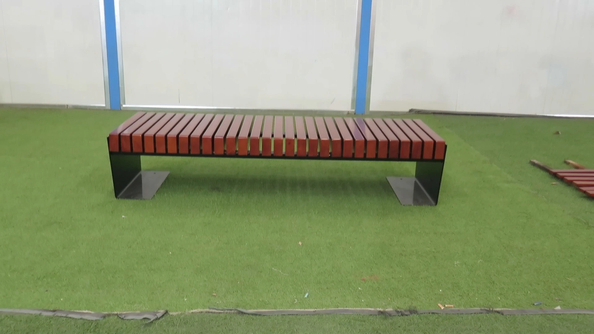 Factory Custom Outdoor WPC Slat Bench, Modern Metal Frame Park Bench, No Backrest Public Seating 1