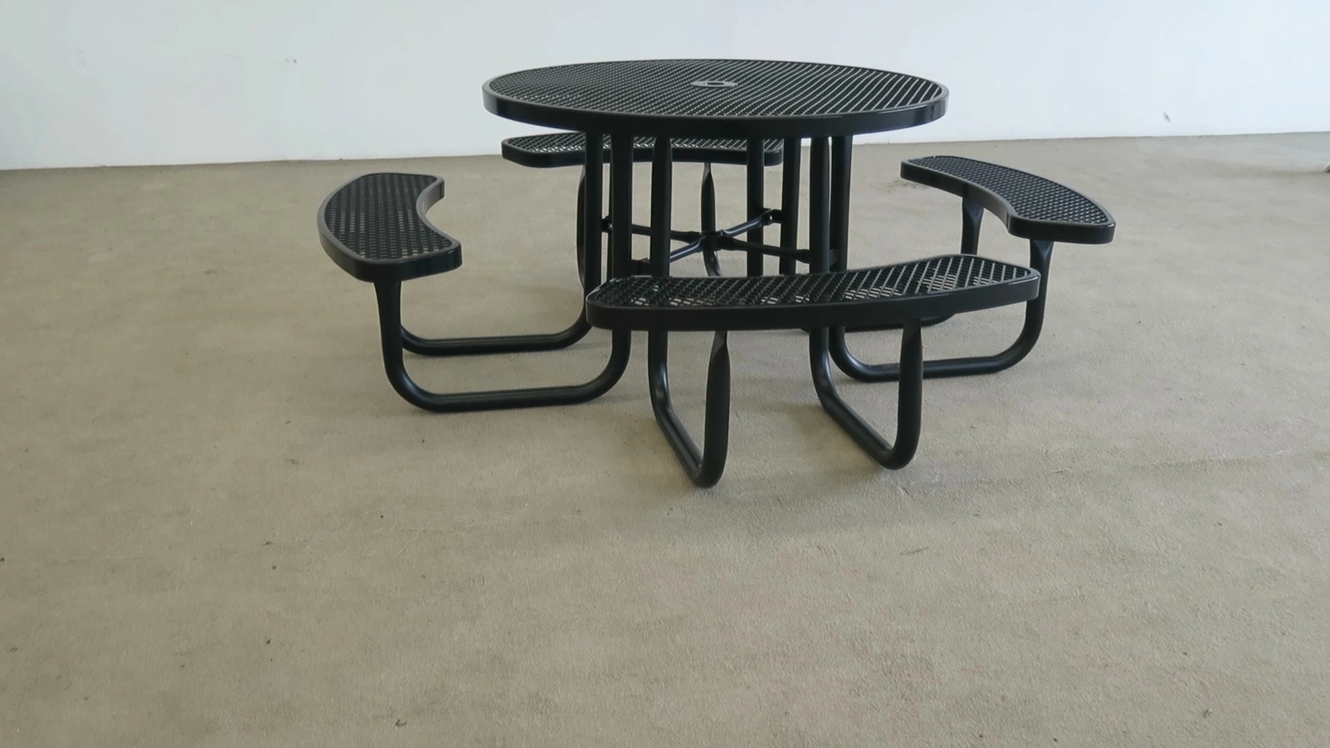 Mesa de picnic exterior personalizada de fábrica: mesa redonda de malla metálica con bancos incorporados, venta al por mayor directamente del fabricante. 1