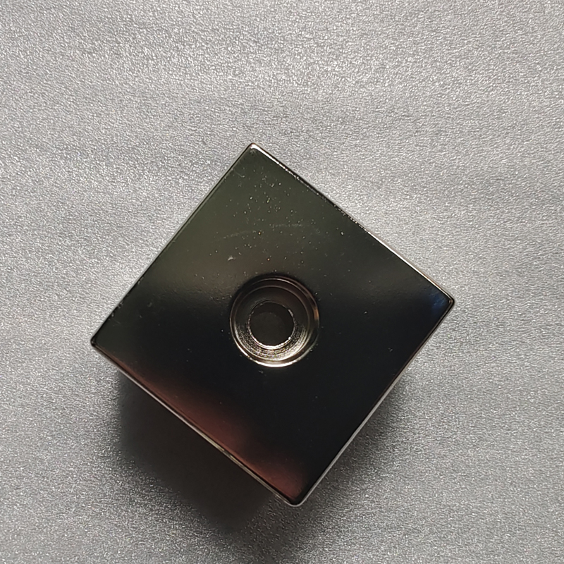 SM-03152023 Neodimijski magnet N52 klase 50x50x25 mm s precizno obrađenom središnjom rupom 3