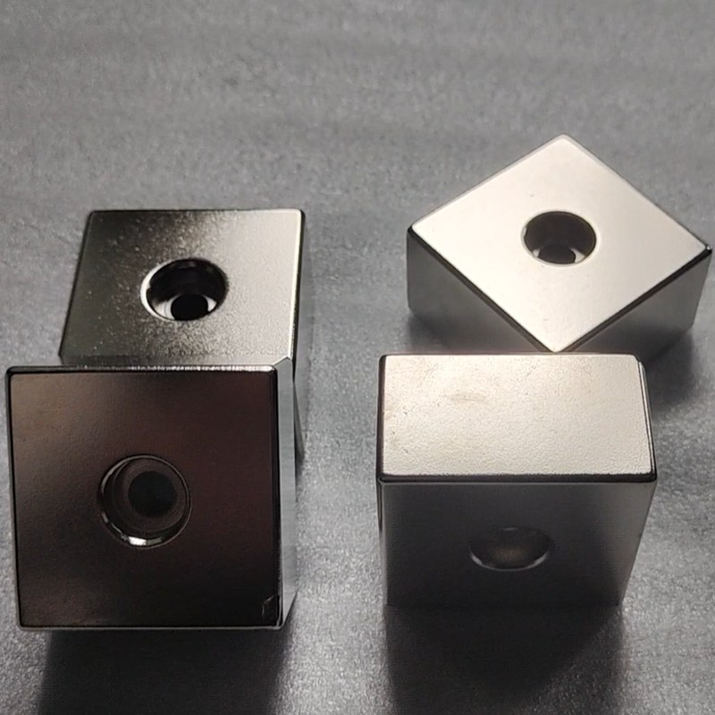 SM-03152023 Neodimijski magnet N52 klase 50x50x25 mm s precizno obrađenom središnjom rupom 2