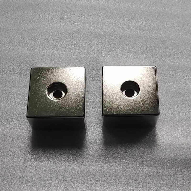 SM-03152023 Neodimijski magnet N52 klase 50x50x25 mm s precizno obrađenom središnjom rupom 4