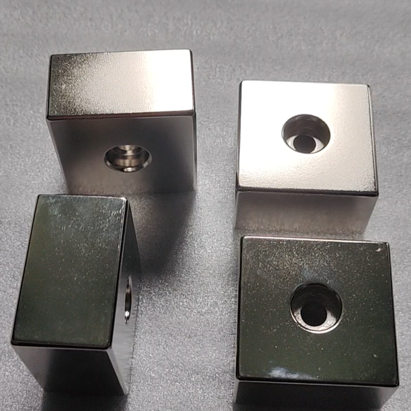 SM-03152023 Neodimijski magnet N52 klase 50x50x25 mm s precizno obrađenom središnjom rupom 5