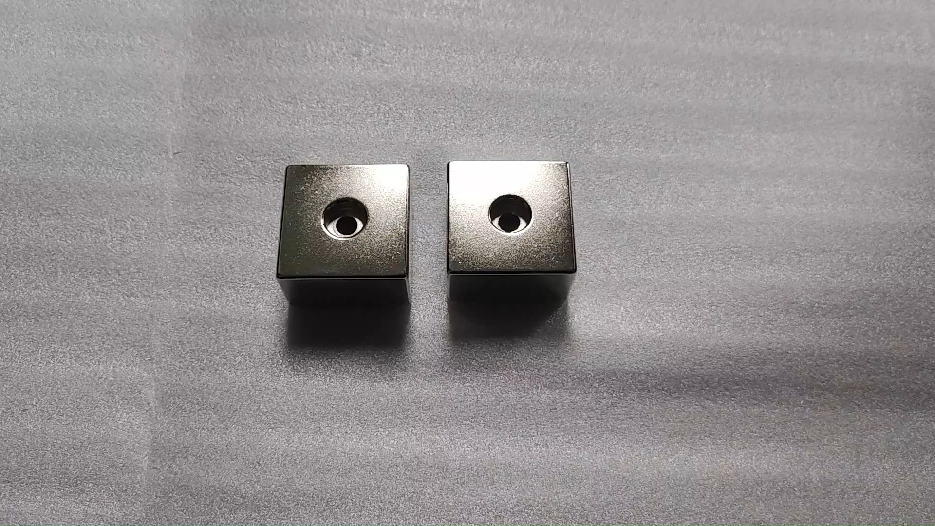 SM-03152023 Neodimijski magnet N52 klase 50x50x25 mm s precizno obrađenom središnjom rupom 1