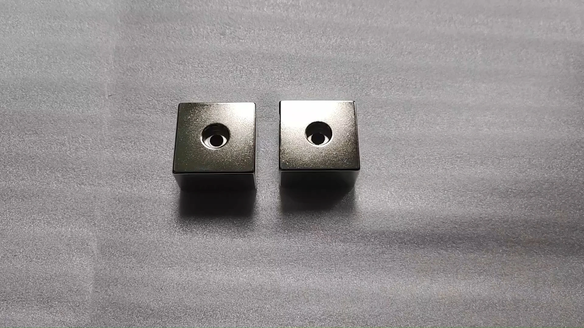 Magnet neodim SM-03152023, calitate N52, 50x50x25mm, cu orificiu central prelucrat cu precizie 1