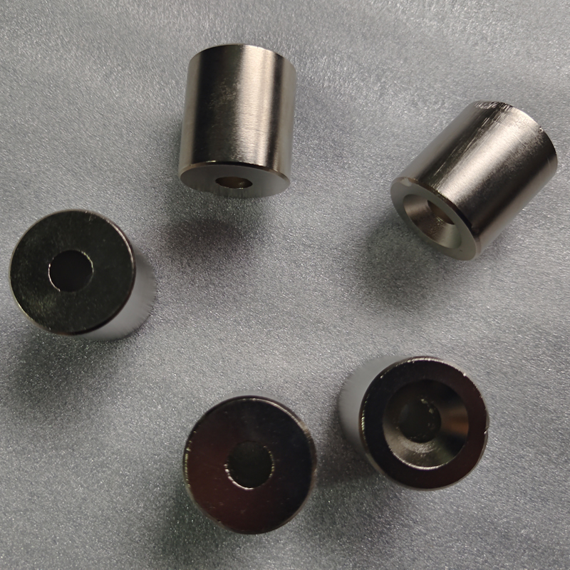 SM-03152026 Cilindrični neodimijski (NdFeB) magneti s upuštenim premazom NiCuNi 5