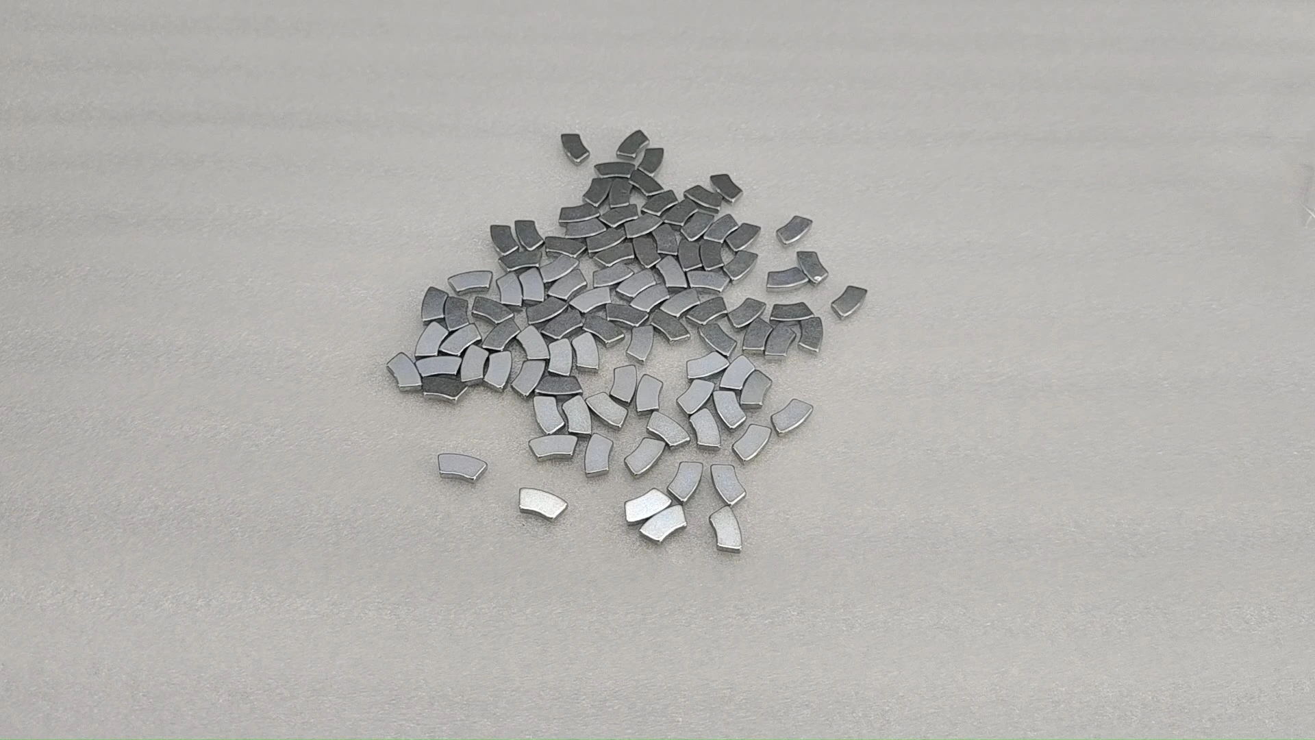 SM-03152029 Magnet mic din neodim în formă de evantai cu strat de Zn 1