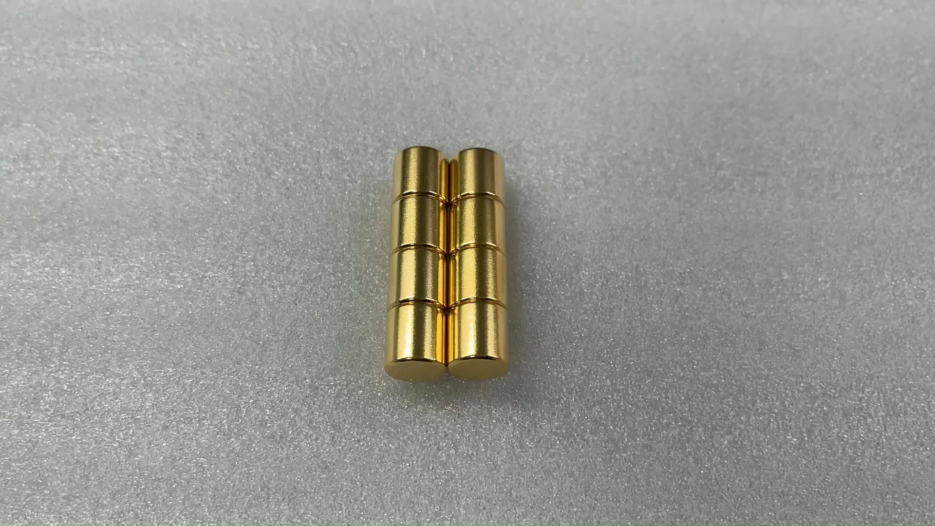 SM-03152035 Neodymmagnet med gylden belægning og cylinder 1